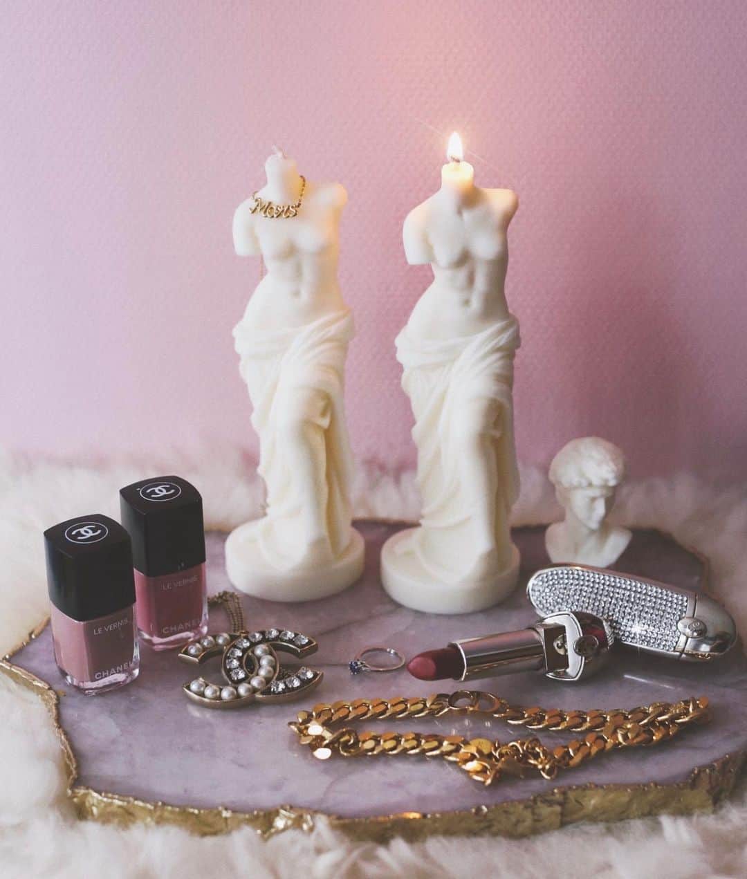 ベティ・オウティエのインスタグラム：「New stuff, quelques petites beautés reçues ces derniers jours... et surtout :  les bougies svp!! Ça m’a fait très très mal d’allumer la mèche... ne sont-elles pas parfaites ?😍」