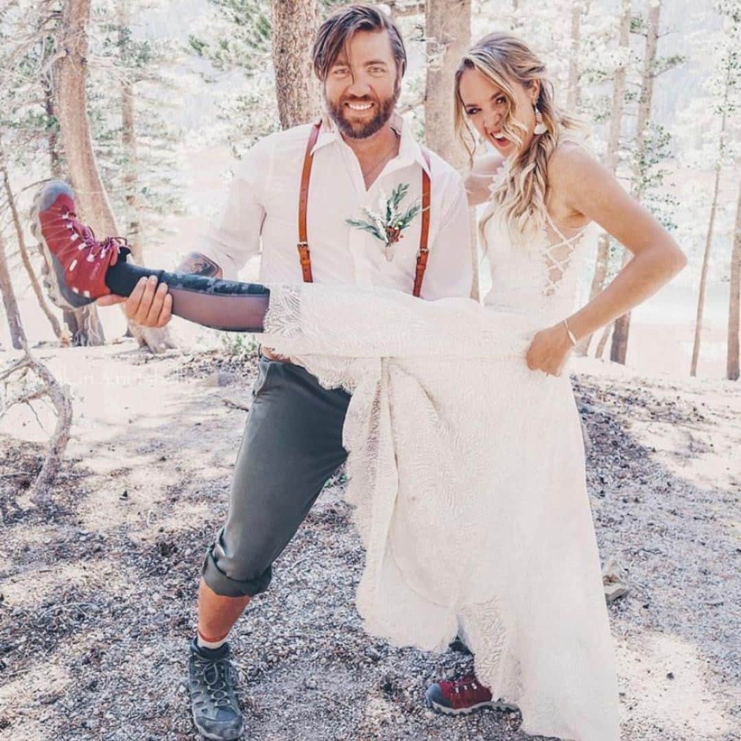 のインスタグラム：「Now THOSE are some dancing shoes! 🥾⠀ 📸 @nik.in.a.nutshell⠀ .⠀ .⠀ .⠀ #truetothetrail #obozfootwear #hiking #hikingboot #trail #nature #wedding #weddinginspiration」