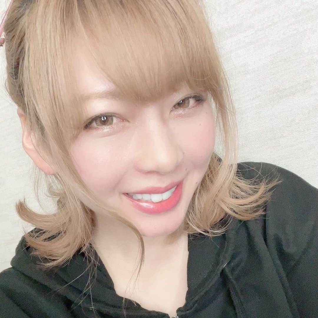 あやつるぽんさんのインスタグラム写真 - (あやつるぽんInstagram)「... #ヘアアレンジ . . . 簡単！不器用でもできる 時短ハーフアップお団子ヘア . 気分高めるためにも 髪の毛も可愛く . YouTube生配信で紹介してます  プロフィールURLから飛んでね @ayatsurupon  よろしくお願い申し上げます。 . #簡単 #ロブアレンジ  #ハーフアップお団子 #お団子 #ハーフアップ　#ハーフアップアレンジ  #ゆるふわ巻き #抜け感 #あざとかわいい #あざとい系女子 #あざとくて何が悪いの #hairstyle #hair #ハイトーンカラー #ハイトーンボブ #color  #youtube #youtuber #美容　#コスメ　#makeup #メイク」12月4日 0時59分 - ayatsurupon