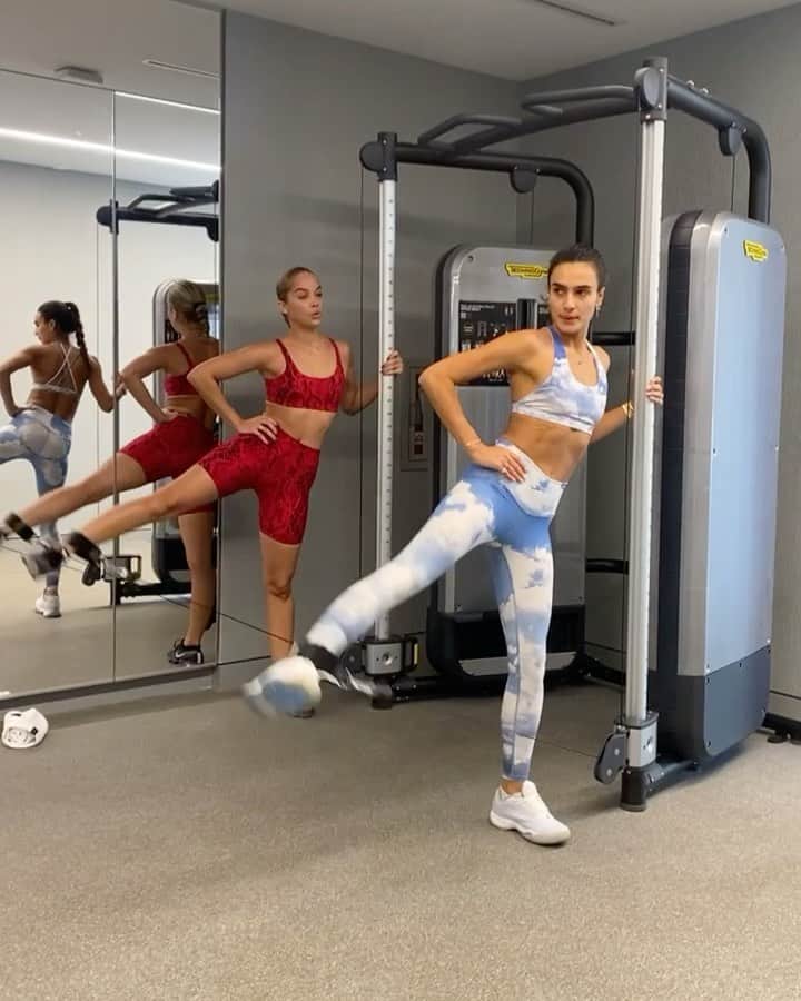 ジャスミン・サンダースのインスタグラム：「It’s always more fun in the gym when you have a bad ass workout partner! Thanks @isabelagrutman for inviting me to train with you! Here are 4 different exercises we did with @anthony.rhoades 💪🏽💦」