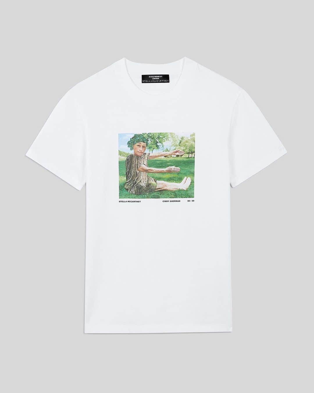 ステラ・マッカートニーさんのインスタグラム写真 - (ステラ・マッカートニーInstagram)「Just dropped: our exclusive @CindySherman t-shirt, a wearable gallery with one of her iconic, uncanny portraits created for and interpreting E is for Effortless from our #StellaAtoZ. Only 30 of these limited-edition pieces were made globally and they support Sherman’s charity of choice, sexual health care provider @PlannedParenthood. ⁣ ⁣ Shop our exclusive artist t-shirts now (link in bio).⁣ ⁣ #StellaMcCartney #StellaSpring21⁣」12月4日 1時02分 - stellamccartney