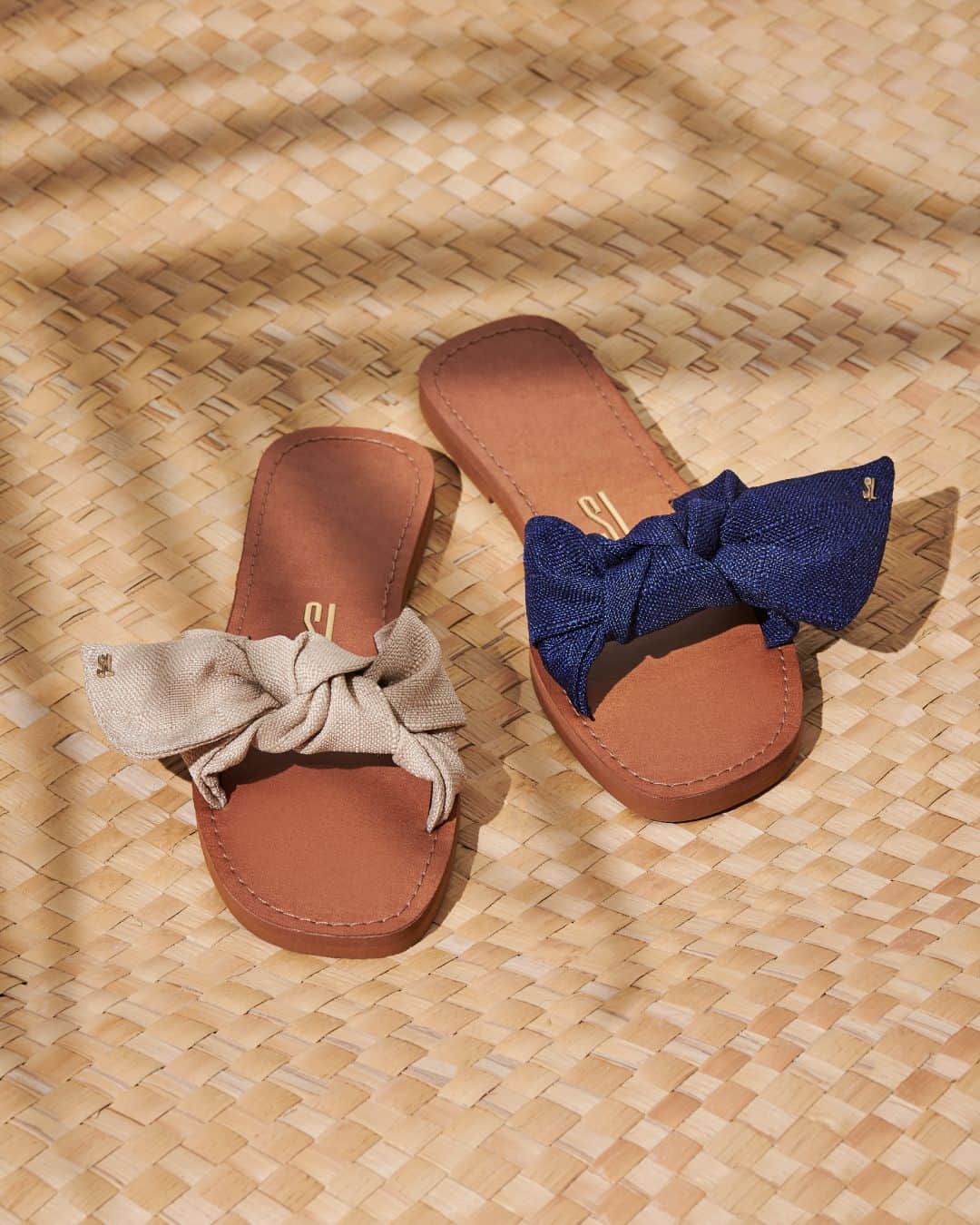Santa Lollaのインスタグラム：「O linho é um dos tecidos mais amados do verão! Na nossa flat com laço, remete a um mood náutico especialmente pelas cores e também pelo nó central. [ R$129,90 cada ] #santalollaverao21 #newnatural #linen #navy #flats」