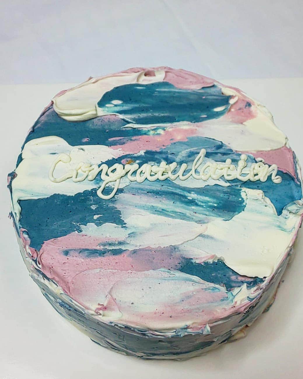 のインスタグラム：「(*˙︶˙*)☆*° ♡♡♡ お取り寄せスイーツケーキ🎂 ・ お取り寄せ専門店 📍CAKE SHOP @cakeshop.jp  ・ 届くの楽しみにしていたケーキ♡♡ ・ お店のインスタ見て👀💕 ・ すぐにこれに(　˙▿˙　)☝決めた🌟｡:* ・ 青を基調としたシックなデザイン☆ ヾ( 〃∇〃)ﾂ ｷｬｰｰｰｯ♡ ・ ◎ブルーペインデッドケーキ ・ バタークリーム使用のケーキ☆*。 ・ バタークリームってどうなの？ って思ってたけどｰｰ ・ ビックリ！(⊙ө⊙)！！ めっちゃうまーでした😆💓 ・ 甘過ぎなくてさっぱり味.*♡*♡.*♡.* ・ スポンジもしっとりしてて 甘酸っぱい🍓ストロベリーソースとで とっても美味しかった😋 ・ 冷凍で届くので👆 好きな時に解凍して食べられます♪ ・ 今なら クリスマス限定ケーキがあるみたい🎄 お店の インスタチェックしてね♡ ・ 注文は お店のプロフィールのURLから〜 ・ メッセージも入れてくれます♪ ・ ・ ～＊～＊～＊～ #CAKESHOP#おとりよせスイーツ#お取り寄せ専門店#お取り寄せケーキ#名古屋スイーツ#名古屋ケーキ#名古屋インスタ交流会#あいなご#ナゴレコ#ジェニサーチ#genic_sweets#uwasalabo#aumoグルメ #travel_cafe#retrip_gourmet#東海のカフェ時間#おでかけちゃん#名古屋カフェ部 #名古屋カフェ巡り #グルメディア #インスタグルメアワード2020 #おとりよせ#ブルーペインデッドケーキ#クリスマスケーキ#バターケーキ#お土産#贈り物#名古屋#おめでとう」