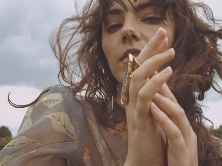 Amelia Zadroのインスタグラム：「Sweet celestial tastes of freedom in 2020 ✨ for @tianajewelondon ‘s ethical, sustainable, healing jewellery ✨✨ created with  @saintloupe @mauropelligriniph @mrsflowersmedia @kellytaylor507」