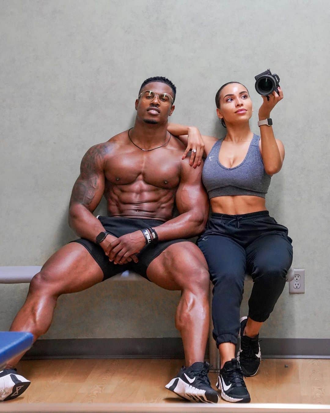 Simeon Pandaさんのインスタグラム写真 - (Simeon PandaInstagram)「Teamwork makes the dream work 🤜🏾🤛🏽 Killed legs with @chanelcocobrown yesterday! Squats, sissy squats, multiple laps of walking lunges and leg extension 🔥 Bring on the DOMs 😅⁣ ⁣ 🔥 Download my diet & full training routines at SIMEONPANDA.COM⁣⁣ ⁣ 💴 Sign up to the @elimin8challenge for your chance to win a share of $8,000 💵 just to get in the best shape of your life 💪 Head to Elimin8.com  Link in bio⁣⁣⁣⁣ ⁣ 👉 Be sure to SUBSCRIBE to my YouTube channel: YouTube.com/simeonpanda 👈⁣⁣⁣⁣⁣ Many more 🏠 home workouts all FREE at Youtube.com/simeonpanda ⁣⁣⁣⁣⁣ ⁣⁣ 💊 Follow @innosupps INNOSUPPS.COM ⚡️ for the supplements I use👌🏾⁣⁣⁣ ⁣ #simeonpanda」12月4日 1時17分 - simeonpanda