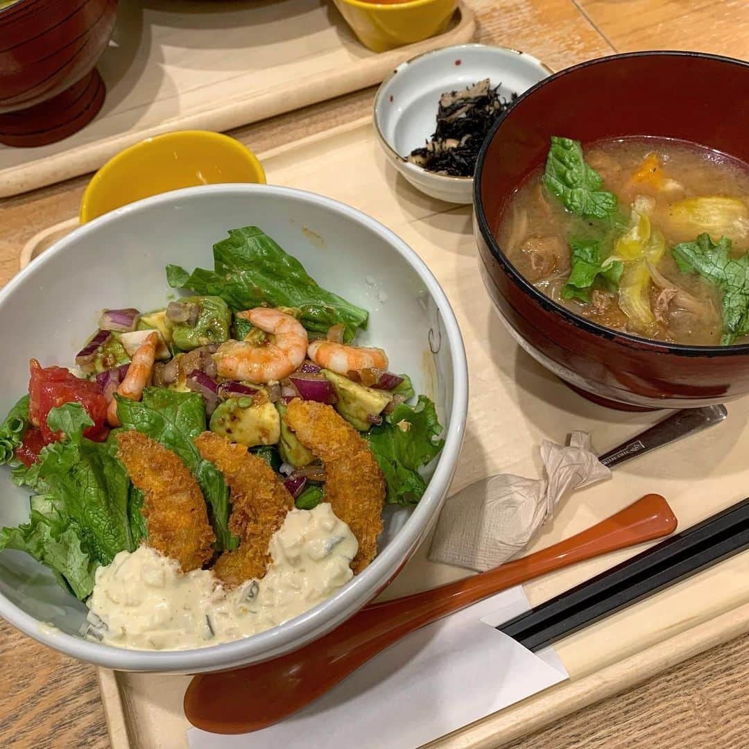 やまもものインスタグラム：「🍚﻿ ﻿ ﻿ この間食べたやつ( ͡ ͜ ͡ )‪‪❤︎‬﻿ ﻿ ねぎまっちとランチしてきた🥰✌🏻﻿ ﻿ こんな時間に投稿するのは飯テロ狙ってますね。失敬失敬。﻿ ﻿ えびタルタルと海鮮丼(？)みたいなのめちゃくちゃ美味しかった……お味噌汁も美味しかった……やはり和食は最高ですね﻿ ﻿ #和食最高﻿ #アイラブ和食﻿ #和食しか勝たん﻿ #和食担当﻿ #同担拒否﻿ #それは嘘﻿ #和食三昧﻿ #和食命﻿ #和食おるから男絡みいらん」