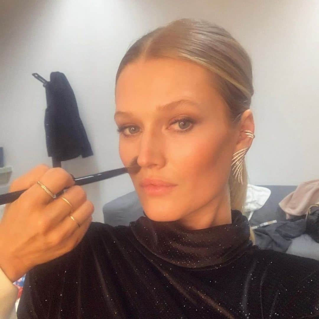 NINA PARKのインスタグラム：「When the onliest pic that she likes have my brushes coming out of her noses 🪥👃🏻😹💋 @tonigarrn」