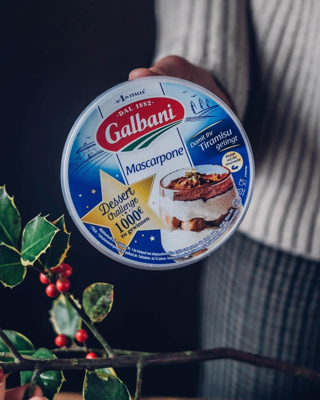 Our Food Storiesさんのインスタグラム写真 - (Our Food StoriesInstagram)「Werbung|Advertisement We teamed up with @galbani_de to create this delicious gluten-free christmas swiss roll 🎄❤. If you love mascarpone as much as we do and want to win 1000 Euro you can take part in the #galbanimascarponechallenge - all you have to do is post your favorite dessert with Galbani Mascarpone under this hashtag or send your favorite recipe picture via email. The conditions of participation you find @galbani_de. Good luck guys. And of course we want to share our favorite recipe with you too - Nora made this wonderful gluten-free hazelnut christmas swiss roll with lingonberry jam, mascarpone cream, sugared cranberries and rosemary, you can find the recipe in the comments 🤗🌟  ____ #galbani #swissroll #christmasrecipe #christmasbaking #biskuitrolle #christmasdecor #glutenfri #glutenfrei #glutenfreerecipes #glutenfreechristmas #germanfoodblogger #foodstylist #foodphotographer #onthetable #gatheringslikethese #momentslikethese #bakinglove」12月4日 1時19分 - _foodstories_