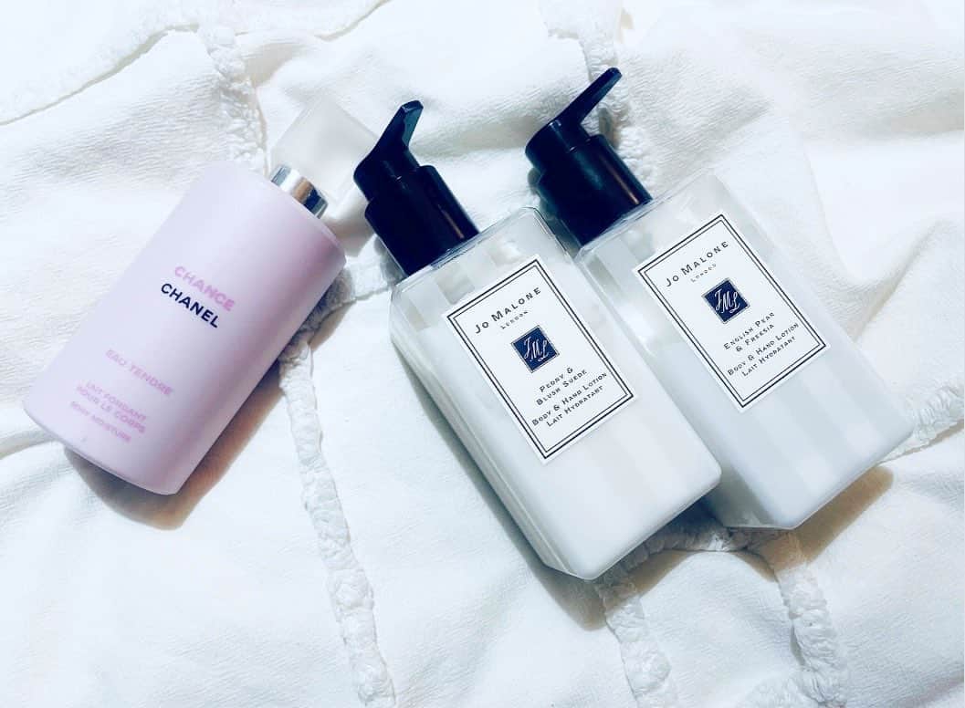 のインスタグラム：「. 最近の好きな匂いシリーズ💗 . プレゼントでもらってから ハマって買い足し買い足しで リピートシリーズだよ🐰 Jo MALONEは 保湿はもちろん香りの持続力が オススメだよ〜🌼 . @jomalonelondon の #peonyblushsuede  #englishpearandfreesia  @chanel.beauty の #chancechance  . コスメサイトとかだと 少しお安く買えたりする から好きな香り見つけてネットで 探すのもオススメ◎🥳 . #beauty#美容#保湿#ボディークリーム #乾燥対策#jomalone#chanel#香水」