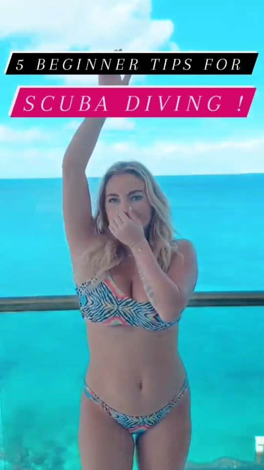 アリサ・ラモスのインスタグラム：「Scuba Diving Tips for Beginners and Anxious Divers!  For the full list of 24 tips and also a Cozumel Dive Trip planning guide, go to MyLifesAMovie.com!   Here's some basic tips you may not think about or see often!  1. Braid your hair! It's the best way to keep it out of your face and from getting severely tangled!  2. Wear a rash guard (for shallow dives in warm places otherwise rent a wetsuit)  3. If you want to use an action cam, you must get waterproof housing and a red filter, I'd also suggest a floatie!  4. Make sure to have a dive buddy check all your gear!   5. If you start to get anxious underwater, try counting to 100 or literally sing in your head "Just Keep Swimming"   All the products mentioned are also on the blog post!  Shout out to @scubatonycozumel for making our girls scuba trip happen! They're the top rated scuba company in Cozumel and I'd highly recommend them  Oh and shout out to @clairesitchyfeet  and @travelmadly  for being amazing dive buddies/ hair braiders /photo and video helpers 😂  #scubadive #scubadiving #girlsthatscuba #cozumel #mexico #reels #igreels #mylifesatravelmovie」