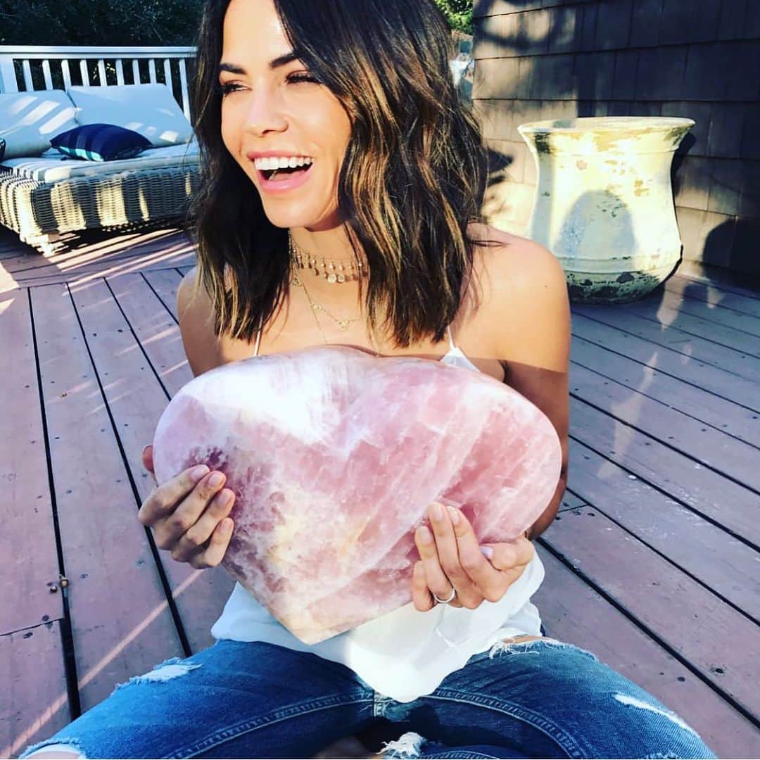エマニュエル・シュリーキーのインスタグラム：「Happy birthday to this earth angel @jennadewan Her heart is bigger and more beautiful than this rose quartz.. for real tho:) Wishing you the most incredible year ahead in all ways my love.. your magic and sparkle light up the darkest days and moments, I can attest to that. I miss not dancing the night away with you this evening but we will more than make up for it soon! Sending so many hugs and kisses my sister, and thanking my lucky stars we crossed paths over 20 years ago.. till we are old and grey.. I LOVE YOU!! 💘✨💘✨💘✨💘✨💘✨💘」