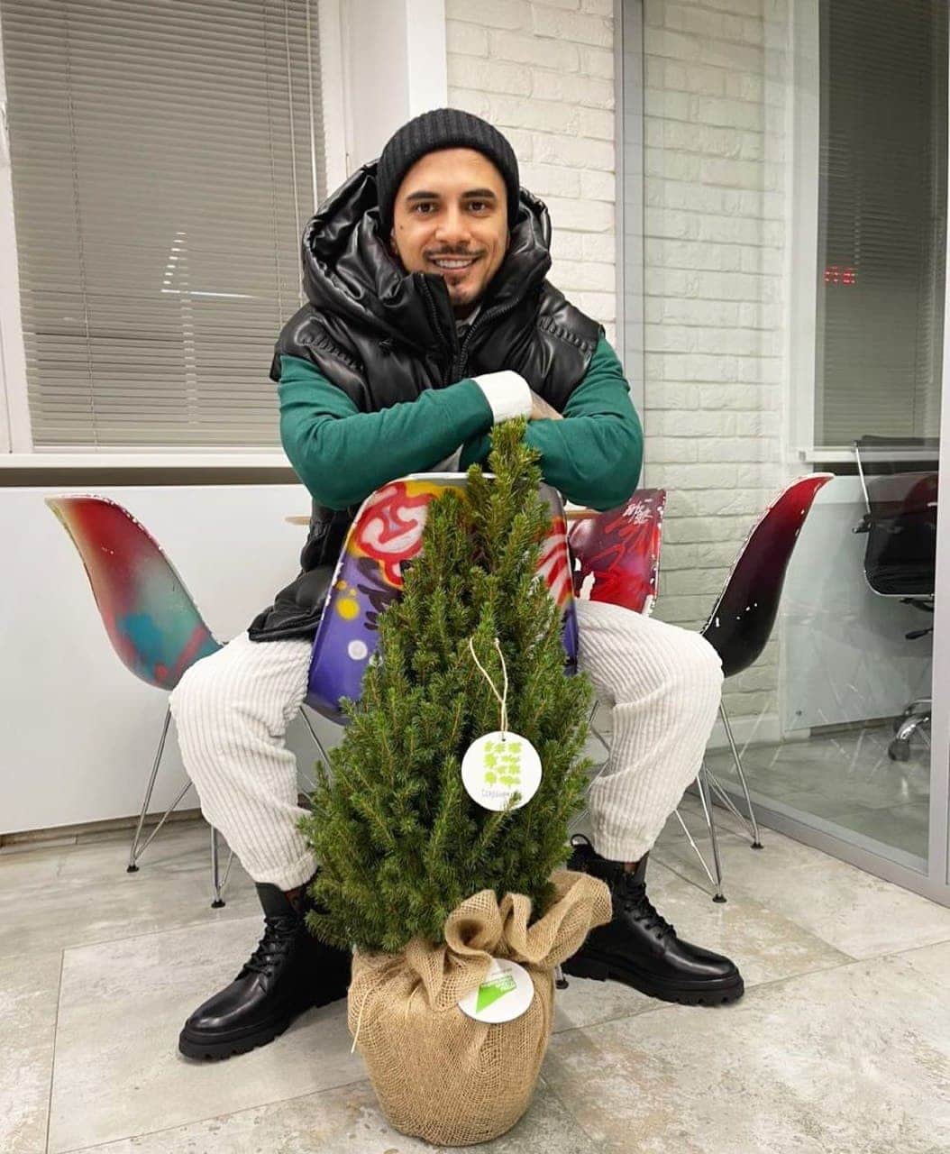 RU.TVさんのインスタグラム写真 - (RU.TVInstagram)「🤗 NATAN активно готовится к наступлению Нового года! ⠀ 🎄 У тебя дома уже наряжена ёлка? Расскажи в комментариях! ⠀ #rutv #рутв #natan @natan_official」12月4日 1時30分 - ru_tv