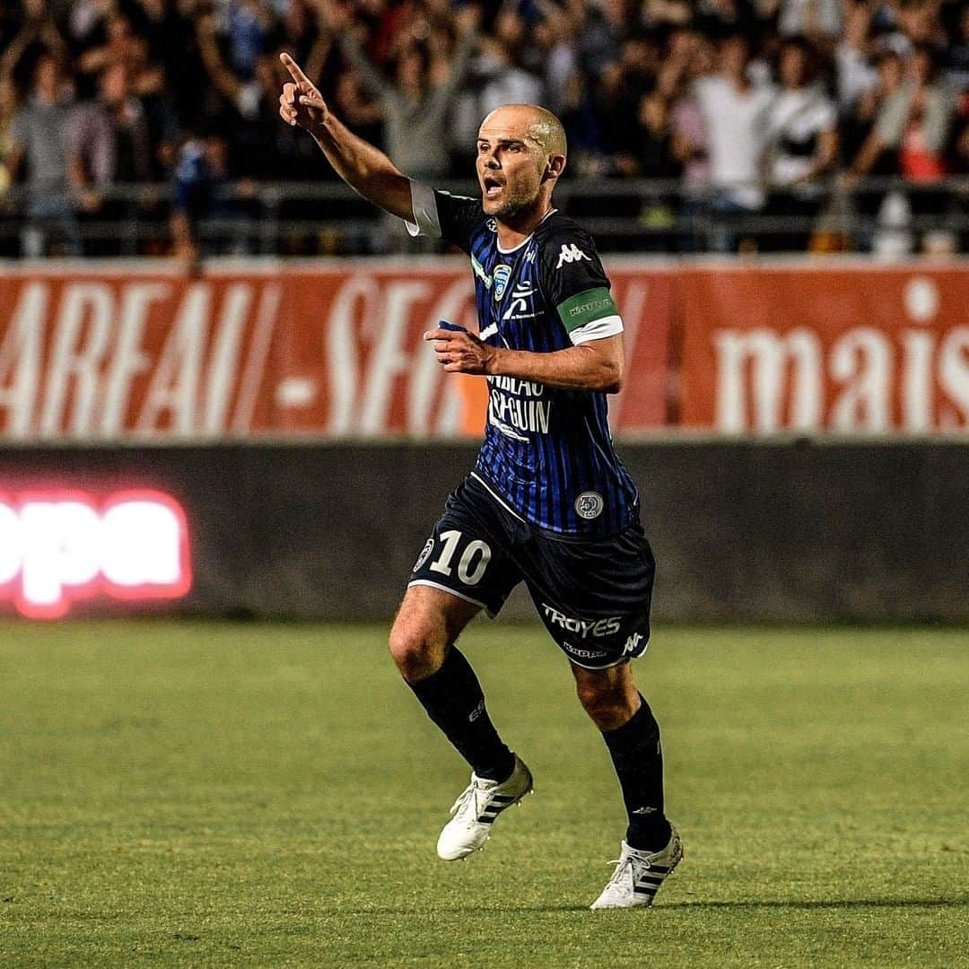 リーグ・アンさんのインスタグラム写真 - (リーグ・アンInstagram)「🤝 Face à @manchesterunited, le @psg a retrouvé @cavaniofficial21, le meilleur buteur du club en Ligue 1 Uber Eats au 21e siècle ! 🤔 Pouvez-vous citer celui de chaque équipe ayant évolué dans le championnat depuis 2000 ?  📲 RDV en story pour répondre au quiz !  Could you find all the best scorers of Ligue 1 teams since 2000 ?  #ligue1ubereats #ligue1legends」12月4日 1時30分 - ligue1ubereats