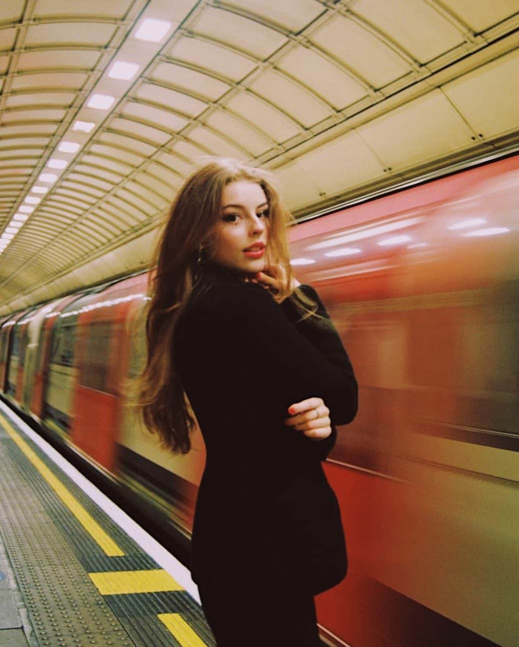 Amelia Gethingのインスタグラム：「Thanks @dior for helping me pretend I’m stylish to random people on the tube, makes me a lot more convincing   📷 @aldo.manella」