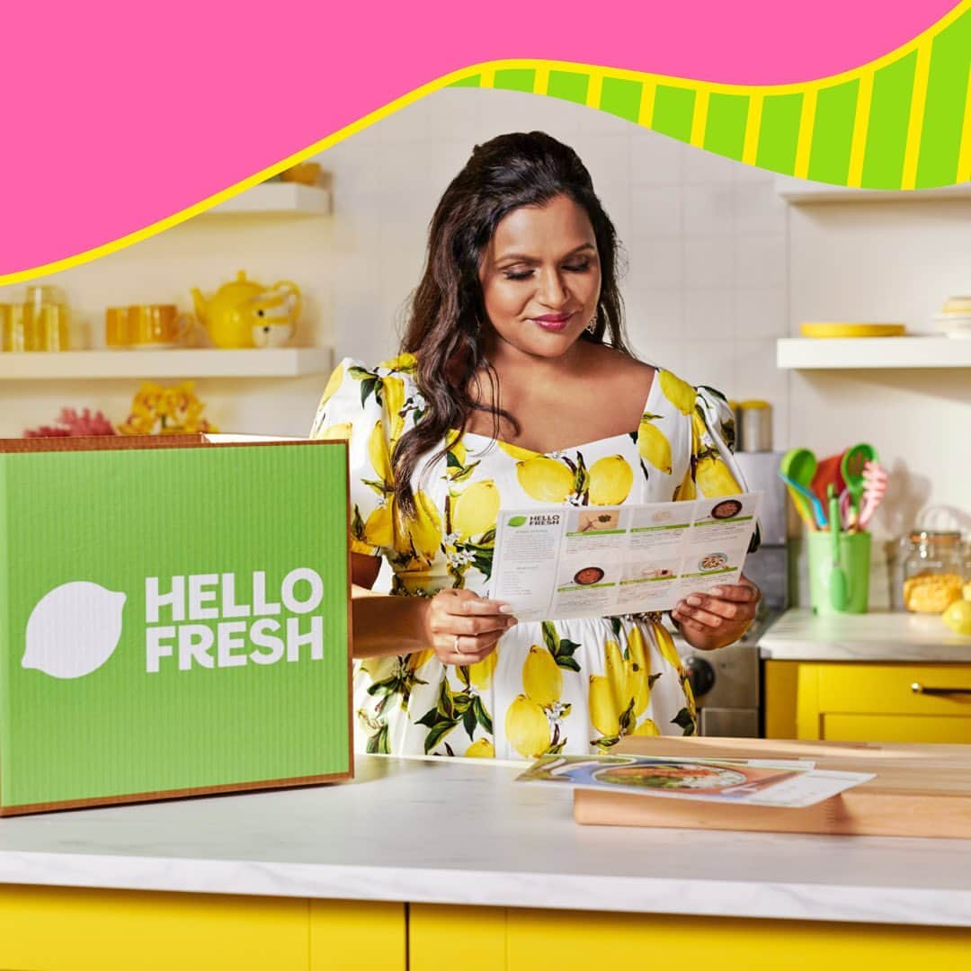 ミンディ・カリングのインスタグラム：「This past year we’ve all had to become chefs. It can have mixed results (I mean, honestly I overcook salmon so much my daughter gives me side eye). That’s why I’m psyched to partner with @HelloFresh. We’re doing some fun stuff soon. In the meantime: use my code MINDYKALING90 to get $90 off across 5 boxes #HelloFreshPartner」