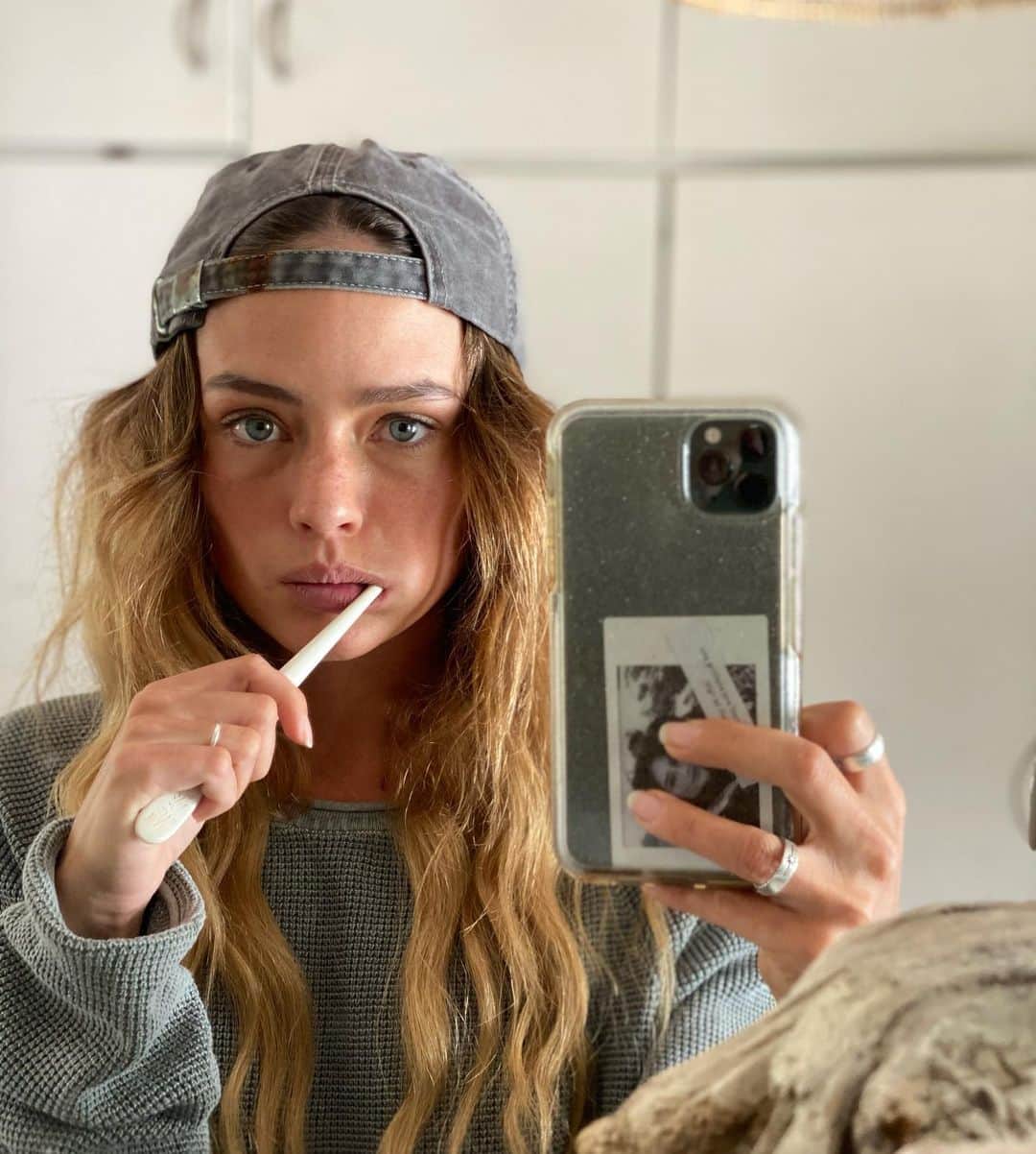 Jessicaさんのインスタグラム写真 - (JessicaInstagram)「Found my favorite hat. Took a selfie. Brushed my teeth. Took another selfie. Been a productive day.」12月4日 1時39分 - jessleebuchanan
