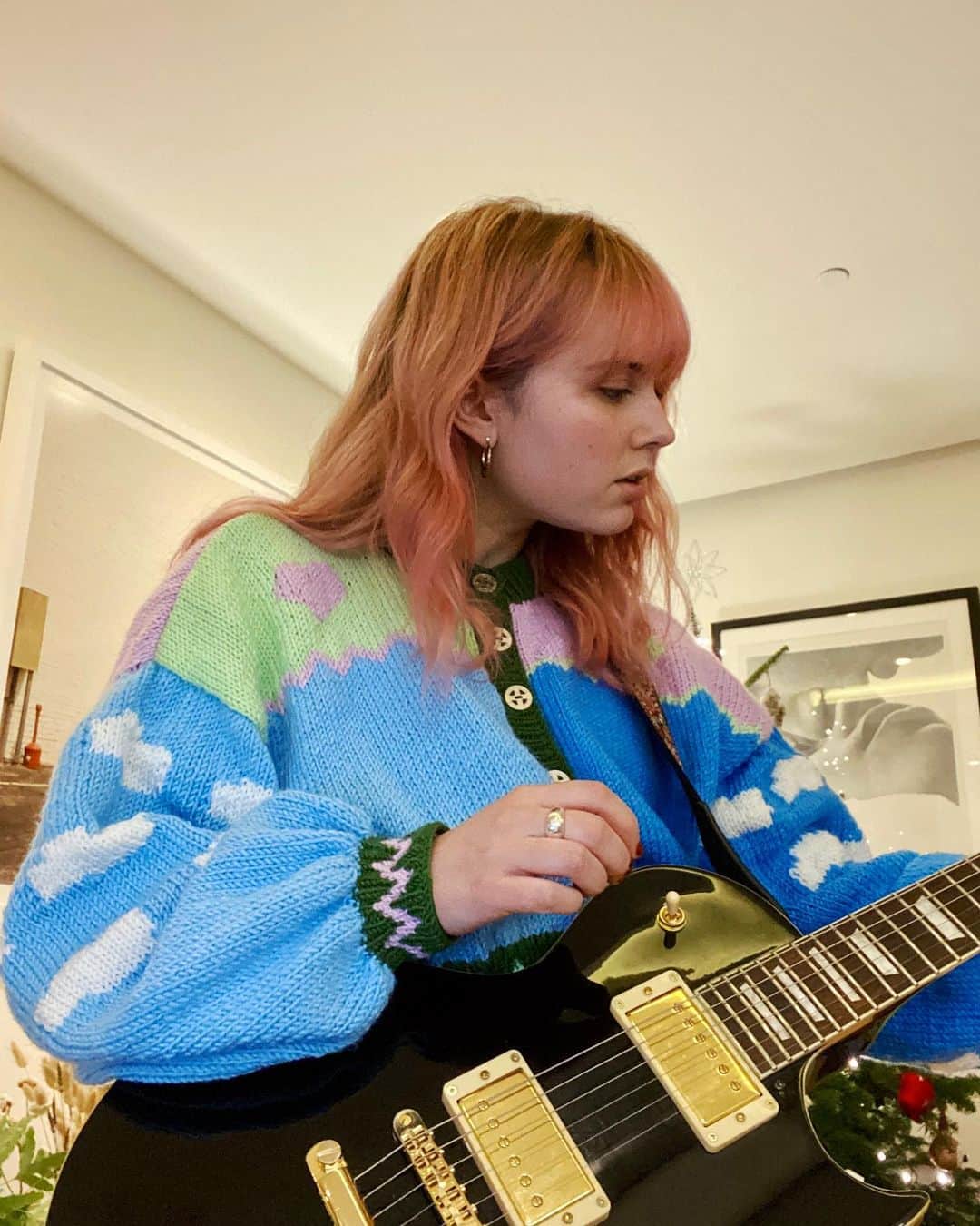 Arden Roseのインスタグラム：「Looks like I’m rockin around the Christmas tree this year AMIRITE hah! Haaaaaahaha! (I was one of the idiots that decided to try and pick up guitar during quarantine and I’m proud to tell you that I’ve just graduated to level two which basically means I know what the G chord is lol) also thanks for the cute sweater @hanthiis 😘」