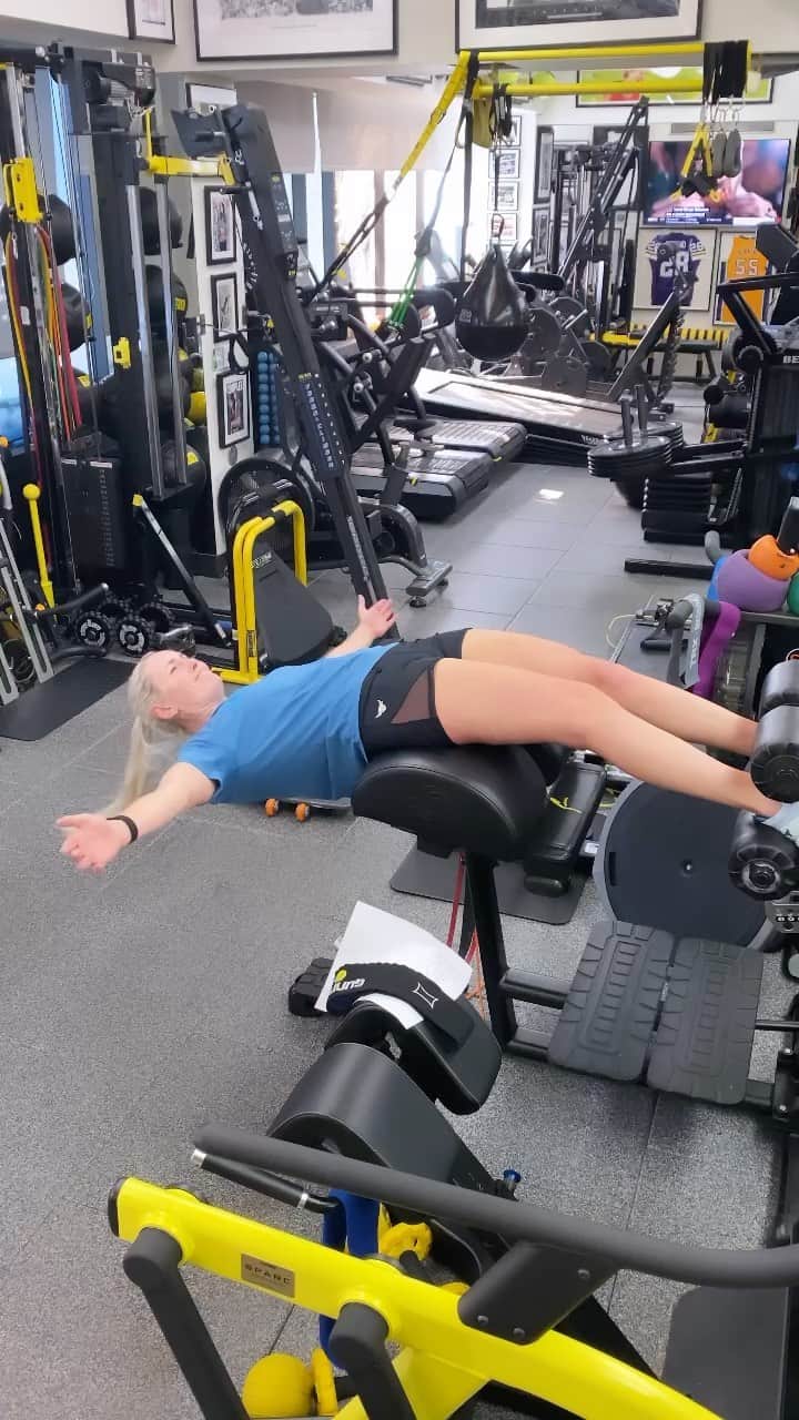 リンゼイ・ボンのインスタグラム：「Don’t get it twisted...the work never stops 💪🏻👀 @projectrock @gunnarfitness」