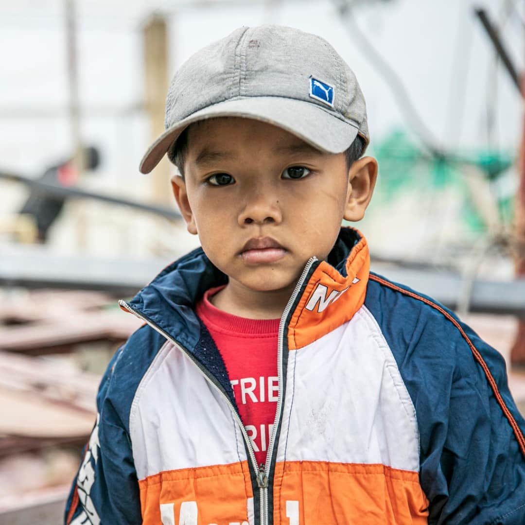 unicefさんのインスタグラム写真 - (unicefInstagram)「Phuc Khang, 5, is standing outside the remains of his home, destroyed by devastating typhoons in Viet Nam in October 2020. A deadly cocktail of COVID-19, climate change and conflict has put record numbers of children in danger. Find out how you can help by tapping the link in our bio.」12月4日 1時45分 - unicef