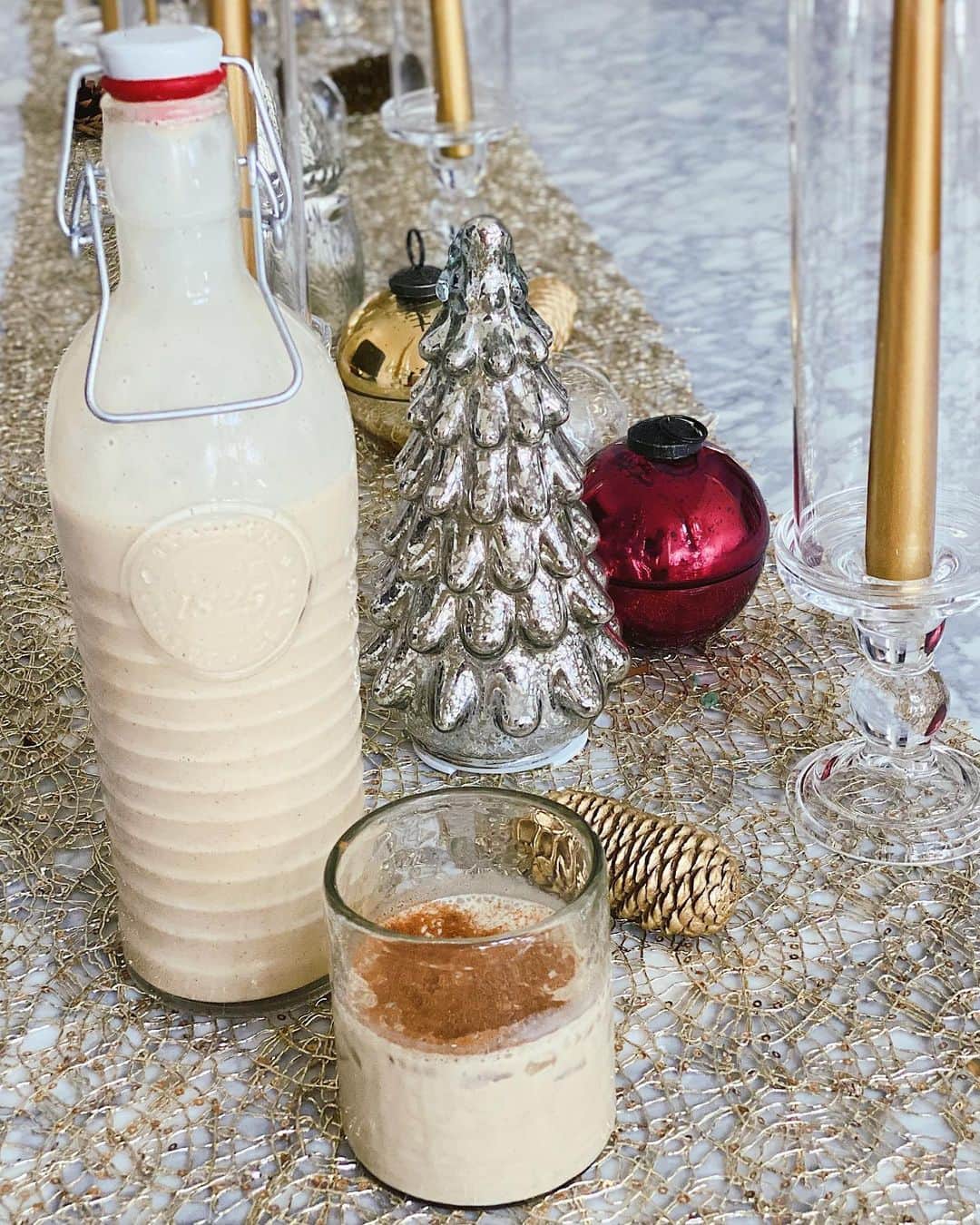Sascha Barbozaのインスタグラム：「PONCHE DE CREMA FIT- Esta es una de las pocas cosas tradicionales de Navidad que yo hago en versión ligera. Tengo 6 años compartiéndoles la receta, cada cierto tiempo le doy un toque distinto, pueden ustedes darles el suyo, estas recetas yo les recomiendo que las hagan tal cual y luego prueben y ajusten según su preferencia, más dulce o más ron, el gusto es algo muy subjetivo.   La opción que yo les presento tiene menos de la tercera parte de las calorías y es baja en azúcar.  1️⃣3 tazas de leche de almendras. Si no tienes leche de almendra u otro tipo de leche vegetal sin azúcar, puedes usar leche descremada de vaca.  2️⃣1 cucharada de vainilla. 3️⃣2 huevos y 1 yema. 4️⃣2 tazas de edulcorante para cocinar. 5️⃣ 1  cucharadita a colmaaada de maicena. 6️⃣ Una cucharadita de canela y 1/2 cucharadita de nuez moscada. 7️⃣ Ron al gusto, yo le puse como 8oz. 8️⃣ 2 scoops de proteina de caramelo preferiblemente, también puedes usar la de vainilla o la que es sin sabor. * Opcional puedes comprar las cajitas de pudín sin azúcar sabor a vainilla y agregar 2 cucharadas.  Si no tiene proteína en polvo agrega 1 cucharadita extra de maicena, más edulcorante y si puedes 1 cajita de pudín sin azúcar sabor vainilla.   Calentar 2-1 / 2 tazas de leche en una olla  mediana junto con los 6 sobres de edulcorante, la canel, nuez moscada y vainilla, cocina a fuego  medio casi hasta hervir. En un bowl grande, bate los huevos, el edulcorante y la maicena hasta que quede bien cremosito homogéneo! .  Ahora debes templar los huevos vertiendo poco a poco la mezcla de leche caliente, 1 taza a la vez en la mezcla de huevo, ba tiendo constantemente (esto es importante). Bate duro. Vierte la mezcla de nuevo en la olla. Pon a fuego medio y revuelve constantemente, sin parar hasta que el ponche  comience a espesar, aproximadamente 5 minutos. Retira del fuego e inmediatamente agrega la 1/2 taza de leche  restante para detener la cocción. Añadir el ron y revuelve, luego mete toda esa mezcla en la licuadora, bate , y luego la proteína , pudín si aplica por 30 seg. Deja que baje la temperatura mientras está en la licuadora, luego dale una última licuada y Vierte todo en una botella, tapa y refrigera✨」