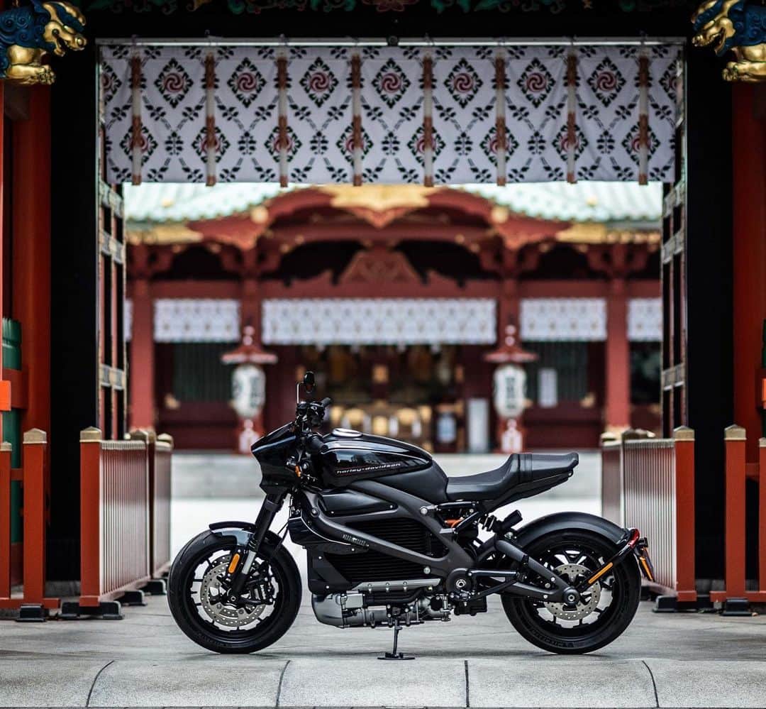 Harley-Davidson Japanさんのインスタグラム写真 - (Harley-Davidson JapanInstagram)「New World, New Thrills. #ハーレー #harley #ハーレーダビッドソン #harleydavidson #バイク #bike #オートバイ #motorcycle #ライブワイヤー #LiveWire #elw #電動スポーツバイク #electricsportbike #ev #スリル #thrills #神田明神 #kandamyojin #東京 #tokyo #2020 #自由 #freedom」12月4日 1時47分 - harleydavidsonjapan
