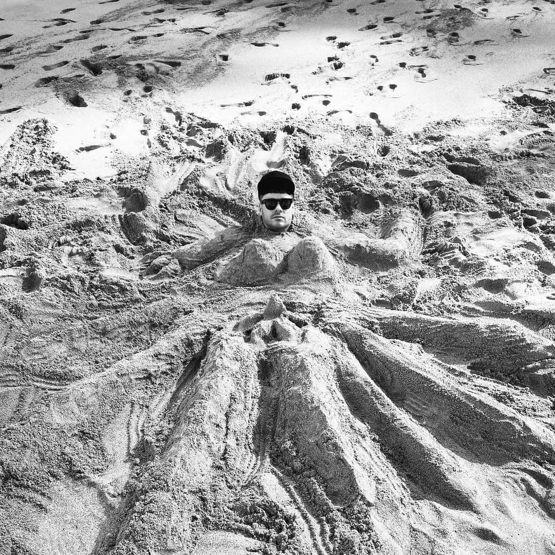 レオン・エルスさんのインスタグラム写真 - (レオン・エルスInstagram)「“Life is a beach, I’m just playing in the sand” 😎」12月4日 1時50分 - leonelse