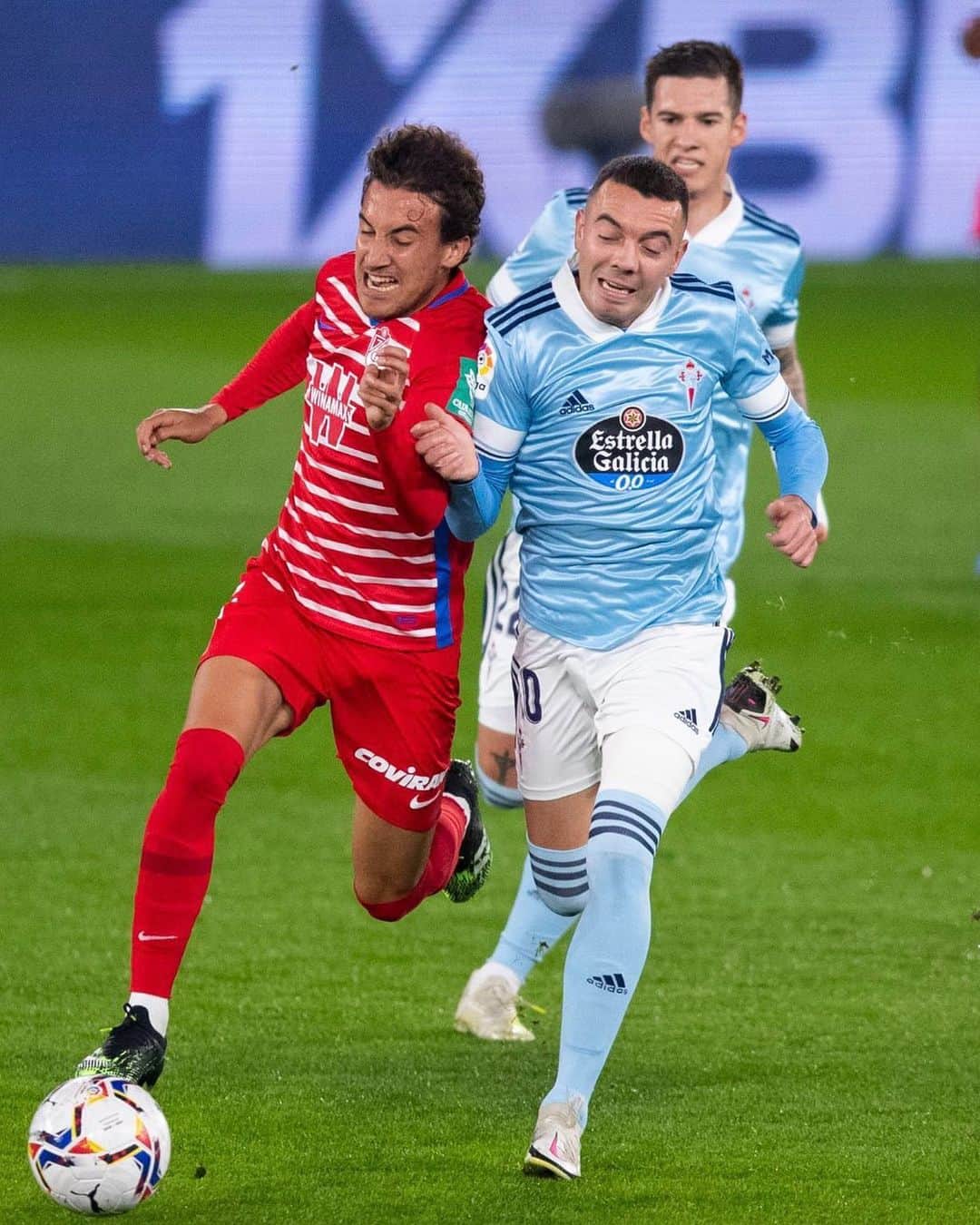 LFPさんのインスタグラム写真 - (LFPInstagram)「⚽️💨 Fight for EVERY BALL!  ⚽️💨 ¡Lucha por CADA BALÓN!  #Granada #Celta #LuisMilla #Aspas #LaLiga #LaLigaSantander #Football #YouHaveToLiveIt #HayQueVivirla」12月4日 1時56分 - laliga