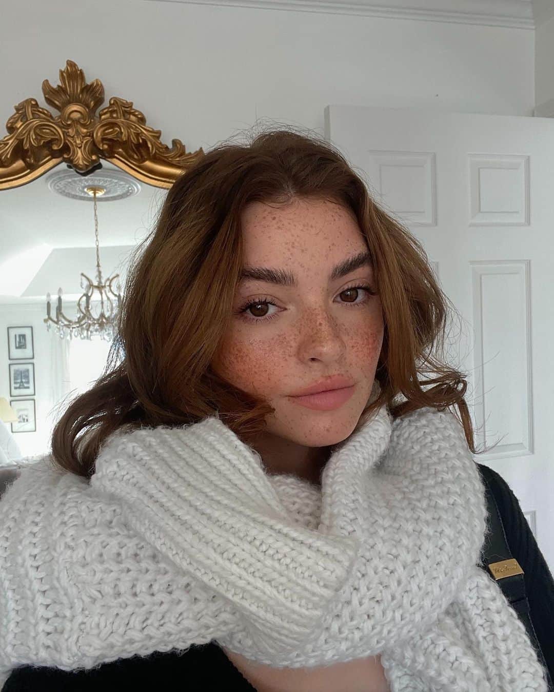 Kelsey Simoneのインスタグラム：「Today’s cozy look includes this months @ipsy bag! Here is what’s in my December bag #ipsyholiday #ipsypartner   - @florencebymills Built to Lash mascara - @clarity_rx Glimmer of Hope shimmering facial oil - @doseofcolors Stay glossy lipgloss in “ Happy hour “ - @artistcouture Diamond lights finisher in “ Golden hour “ - @maellebeauty Filmstar Eyelash curler - @complexculturebeauty Full time Eyeshadow palette “ The party edit “ - @tula The cult classic purifying face cleanser - @heyhoney 24seven Honey day & night cream - @beautyblender Original beauty blender makeup sponge - @kensiefragrance Life Beat body lotion」