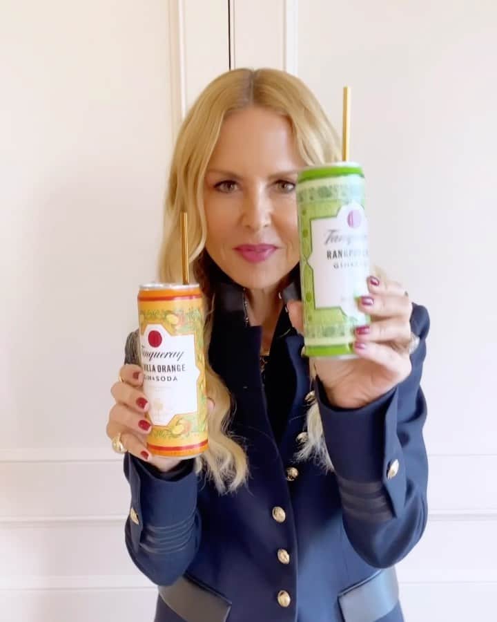 レイチェル・ゾーのインスタグラム：「#ad Exciting news! I have partnered up with my friends @tanquerayusa to announce that their amazing and delicious, Crafted Gin Cocktails in a Can are now even more chic when paired with these reusable, metal straws. The co-designed packaging was inspired by some of my all-time favorite ready-to-wear designs. These glamorous, sustainable straws are perfect for anyone on your holiday shopping list and beyond! Head to the link in my bio to shop! I’m also happy to share that, to celebrate our new collection, Tanqueray made a donation to @keepamericabeautiful supporting their mission to build and maintain clean and green spaces across America. 🌎💚XoRZ #holiday #glamour #sustainable」