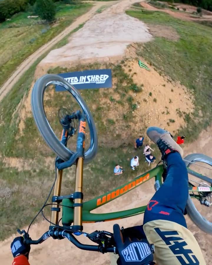 のインスタグラム：「So. Gnarly. @ikeklaassen is the first 16-year-old to hit a fest series line top to bottom! 💪  S/o to @vinknico creating something a little different this year for the boys, with the first-ever “Fest Sessions.”  Link in bio to watch the full highlights.   #MTB #MountainBike #Biking #Bike #MonsterEnergy」