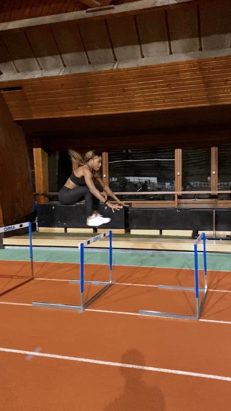 ステラ・アカクポのインスタグラム：「🦒 : Slow progress is still progress   #jump #training #pliometria #sport #trackday #womenpower #pumawomen #athletics #sportmotivation #jumping」