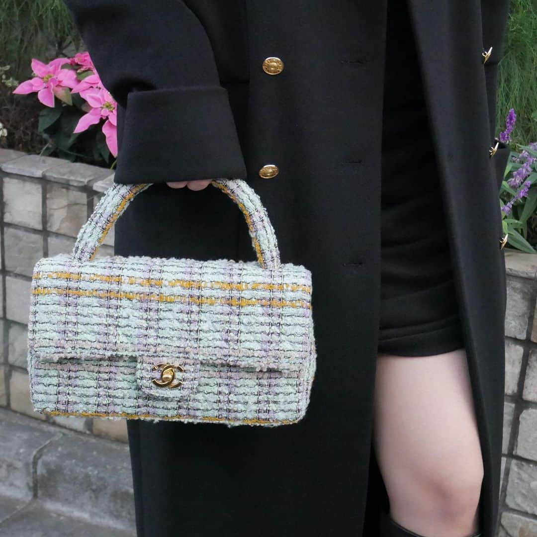 のインスタグラム：「Vintage Chanel tweed handbag   This item is available online for purchase❤︎ Search Code: AO24751  Free Shipping Worldwide 📩DM for more info and pricing  ➡️info@amorevintagetokyo.com   #VintageChanel #ChanelBag #ChanelTweed #ChanelCollection #amoretokyo」