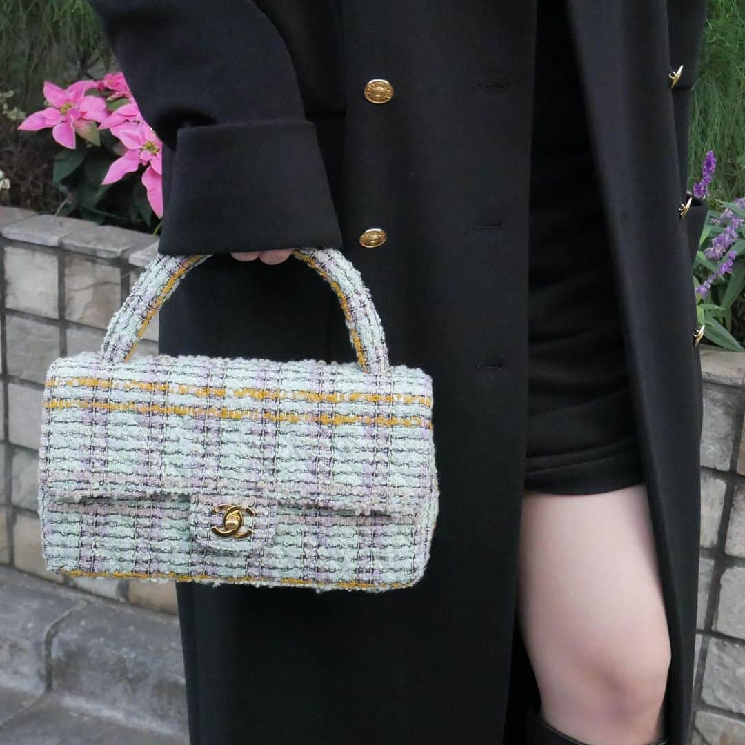 Vintage Brand Boutique AMOREさんのインスタグラム写真 - (Vintage Brand Boutique AMOREInstagram)「Vintage Chanel tweed handbag   This item is available online for purchase❤︎ Search Code: AO24751  Free Shipping Worldwide 📩DM for more info and pricing  ➡️info@amorevintagetokyo.com   #VintageChanel #ChanelBag #ChanelTweed #ChanelCollection #amoretokyo」12月3日 17時09分 - amore_tokyo