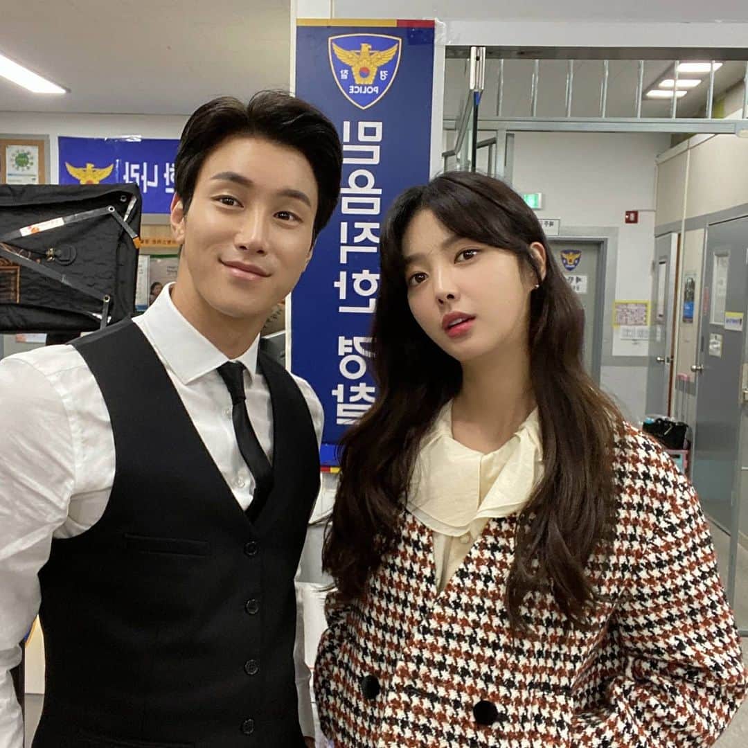 Lee Si-gangのインスタグラム：「#비밀의코난 #차서준 하지만 유라 비밀은 못 찾는 바보서준 ✌  秘密の男がですね １月から日本で放送するみたいです。早く放送するのがめちゃくちゃ幸せ。皆期待してくださいね❤ ところで、12月12日のオンラインファンミの準備頑張ってますが聞きたい曲ある？」