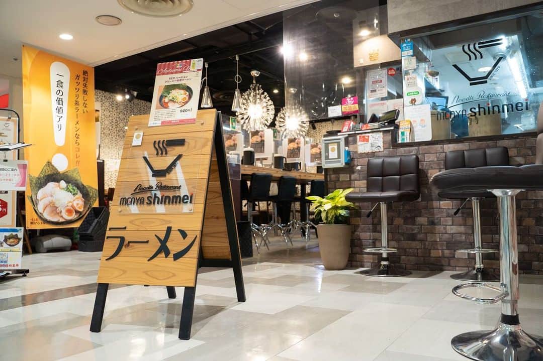 ナゴレコさんのインスタグラム写真 - (ナゴレコInstagram)「「カフェのような店内でいただくクリーミーとんこつラーメン！」﻿ ﻿ 女性の“おひとりさま”にもオススメなラーメン店をご紹介💁‍♀️﻿ 広小路通 栄交差点の角にあるSKYLE（スカイル）の9階にある「麺家 神明」さんへ行ってきました🍜﻿ ﻿ 昭和45年に愛知県大府市で屋台から始まり、今では愛知県内に5店舗を構えるラーメン店です🍜🍥﻿ ﻿ 店内はテーブル席とカウンター席の明るい雰囲気✨﻿ カフェのような可愛らしい空間なのでおひとりさまでも気軽に利用できそうです🙆‍♀️﻿ ﻿ ﻿ ○とんこつ熟玉のせ﻿ ┈┈┈┈┈┈┈┈┈┈┈┈┈┈┈┈┈┈┈┈┈﻿ 素材の鮮度にこだわった濃厚なクリーミーとんこつスープが自慢の1杯です🍜﻿ スープは３年半かけて開発したという逸品🤩☝️﻿ ﻿ ガツンと角のある濃さではなく、まるでポタージュのようなクリーミーな味わいです☺️﻿ もっちりとした食感の中太麺は、神奈川県から毎日直送されているそう🚚﻿ ﻿ 弾力のある麺と濃厚なスープの相性が抜群です👍﻿ トッピングも豪華で大満足の１杯でした💯🙆‍♀️﻿ ﻿  ﻿ ○白髪ねぎタワー坦々麺　﻿ ┈┈┈┈┈┈┈┈┈┈┈┈┈┈┈┈┈┈┈┈┈﻿ 自慢のとんこつスープをベースにした、ピリ辛がクセになる女性に大人気のメニューです💃✨﻿ たっぷりのった白髪ネギで麺が完全に隠れていますね（笑）。﻿ ﻿ ピリっとした辛さはありますが、肉味噌とネギの甘みがスープに溶け出すことで、とてもマイルドな辛さに仕上がっています🌶🍥﻿ ﻿ 私は、さらに唐辛子と男性人気が高い赤からシロコロホルモンのトッピングを追加で投入！﻿ ぷりっぷりなホルモンは脂に甘みがあり、ピリ辛の担々麺とよく合います👌✨﻿ ﻿  ﻿ ○淡麗中華そば﻿ ┈┈┈┈┈┈┈┈┈┈┈┈┈┈┈┈┈┈┈┈┈﻿ 創業当時から提供している神明の看板メニュー👏﻿ 麺の上にはチャーシュー、うずらの卵、ナルト、シナチク、海苔、ねぎとシンプルなトッピング。﻿ ﻿ 魚介の風味が口の中でふわっと広がります👌✨﻿ パツンと歯切れが良い中細ストレート麺は喉越しが良く、すっきりとしたキレのあるスープとの相性も抜群です👍❤️﻿ ﻿ シンプルですがカツオの旨みが溢れ、創業当時からファンが多いというのも納得の1杯です。﻿ ﻿  ﻿ ○明太ごはん﻿ ┈┈┈┈┈┈┈┈┈┈┈┈┈┈┈┈┈┈┈┈┈﻿ 明太子を1本まるごと使った豪快な丼ぶり🍚✨﻿ 白米は、こだわりのブランド米"富山産コシヒカリ"を使用🌾﻿ ﻿ ピリッと辛い明太子と甘みのあるお米のコラボについつい箸が止まらなくなります😋💕﻿ ﻿ ﻿ ○神明餃子﻿ ┈┈┈┈┈┈┈┈┈┈┈┈┈┈┈┈┈┈┈┈┈﻿ 毎日、1つずつ丁寧に手包みで作られた自家製餃子はお店自慢の逸品💯🙆‍♀️﻿ 具材には甘みのあるさらっとした脂が特徴のみかわもち豚と新鮮な野菜を使用しています🐖🥬﻿ ﻿ 焼き目はカリッと香ばしく、ほどよい弾力のモチっとした皮の食感が楽しめます👌﻿ 皮の中には具がぎっしり❗️﻿ ﻿ タレを付けなくてもしっかりとした味付けでビールや白米を注文したくなる美味しさです🥟❤️﻿ ﻿ ﻿ ﻿ 自社開発にこだわり、新鮮な素材で作り上げるラーメン🍜🍥✨﻿ 濃厚なのに雑味のないスープからは、１杯にかけた惜しみない情熱とこだわりを感じられました💯﻿ 皆さんもぜひ、神明さんの自慢の１杯を堪能してみてください🍜✨﻿ ﻿ 詳しくはナゴレコのWeb版をご覧ください💁‍♀️﻿ ﻿ #神明﻿ #PR﻿ #ナゴレコ﻿」12月3日 17時00分 - nagoya_food