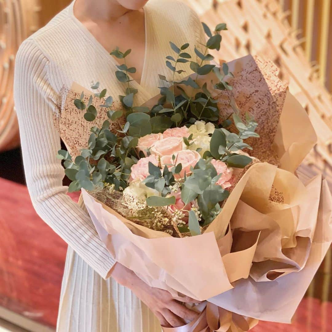杉下理世のインスタグラム：「𝑓𝑙𝑜𝑤𝑒𝑟 𝑏𝑜𝑢𝑞𝑢𝑒𝑡⋆︎*花束…♡  レストラン・ご自宅・会社などなど、どこでも配達でお届けいたします🌼 お祝い会場で受け取れるので、持ち歩く手間もなく楽ちんですよ♡  #開店祝い #オープン祝い #祝花 #お祝い #祝い花 #お花屋さん #オーダーフラワー #アレンジメント #花束 #お誕生日祝い#フラワーアレンジメント #flower #flowershop #お花屋さん  #送別会 #歓迎会 #歓送迎会 #オーダーメイド」