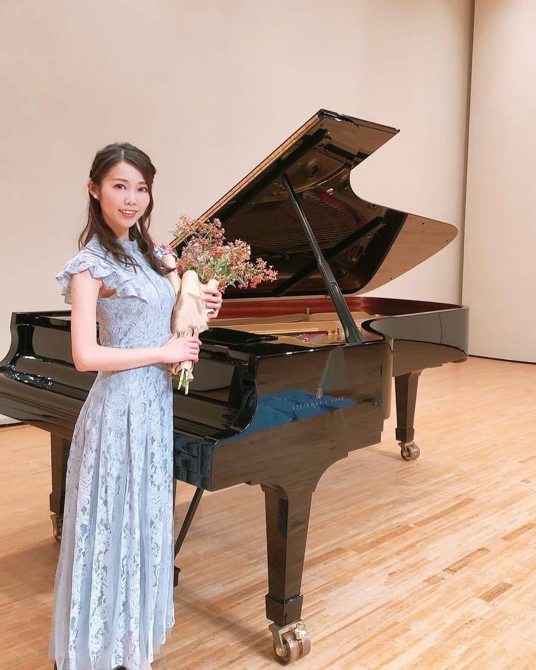 じゅみさんのインスタグラム写真 - (じゅみInstagram)「🎹ピアノ発表会MC🎹﻿ ※長文です🙇‍♀️﻿ ﻿ ﻿ 先日母が経営するピアノ教室の 発表会司会をしてきました🎤﻿ ﻿ 母の発表会は今年なんと40回目🎉﻿ ﻿ 音楽の楽しさを伝えたいという思いを﻿ 長年にわたり持ち続け、﻿ このような大きなイベントを続けてきた母を﻿ 心から尊敬しています☺️﻿ ﻿ 私は毎年司会をさせてもらっているのですが﻿ 今年はコロナ禍ということもあり﻿ 春の予定が秋に延期🍁﻿ ﻿ でも最近また感染者の方も増え﻿ 対策が必要となり﻿ ﻿ 子供達の連弾リレー、﻿ 子供達の合唱、﻿ 子供達へのインタビューなど﻿ 複数人が並ぶものは全て中止に😢﻿ ﻿ ソロ演奏、独唱、親子連弾など﻿ 各自の演奏のみとなりました🎹﻿ ﻿ ﻿ 徹底的な対策に神経を使い﻿ 必要以上に人に近づかない環境に﻿ 少し寂しさを感じていましたが、﻿ ﻿ ﻿ 母はそんな状況の中、﻿ みんなが音楽を楽しんで﻿ 音楽に感動する時間を作りたいと考え、﻿ ﻿ 例年はやらない﻿ プロとしてのソロ演奏を実施🎹﻿ ﻿ ﻿ 大きな舞台で奏でる﻿ 母のプロフェッショナルで﻿ ドラマチックな演奏を聴き﻿ 涙がこぼれました🥲﻿ ﻿ ﻿ こんな中でも音楽の力でみんな繋がろう﻿ 音楽の力で元気に！﻿ そんな思いが伝わってきました🙏✨﻿ ﻿ ﻿ イベントのラストは﻿ 母と姉による連弾🎹﻿ ﻿ その演奏中に﻿ 私が母の想いを代読ナレーション🎤﻿ (写真2枚目)﻿ ﻿ 会場中があたたかく感動の空気に包まれ﻿ ナレーション中は我慢しましたが﻿ 終わった後感動で心が震えました😂✨﻿ ﻿ ﻿ たくさん練習してきた生徒さん、﻿ たくさん見守ってきたそのご家族、﻿ たくさん考えて悩んで実施した母、﻿ 皆さんの気持ちが音楽で一つとなった感覚🌈﻿ ﻿ ﻿ 今はまだ、みんなで歌おう！とはできないけど﻿ 早くこの環境が落ち着いて﻿ またたくさんの人で歌って音楽を楽しむようになれたら良いな✨﻿ ﻿ ﻿ ※私はピアノ一切弾いてません😂﻿ ﻿ #piano #ピアノ #音楽﻿ #music #ピアノ教室 #大阪」12月3日 17時03分 - jumy_as