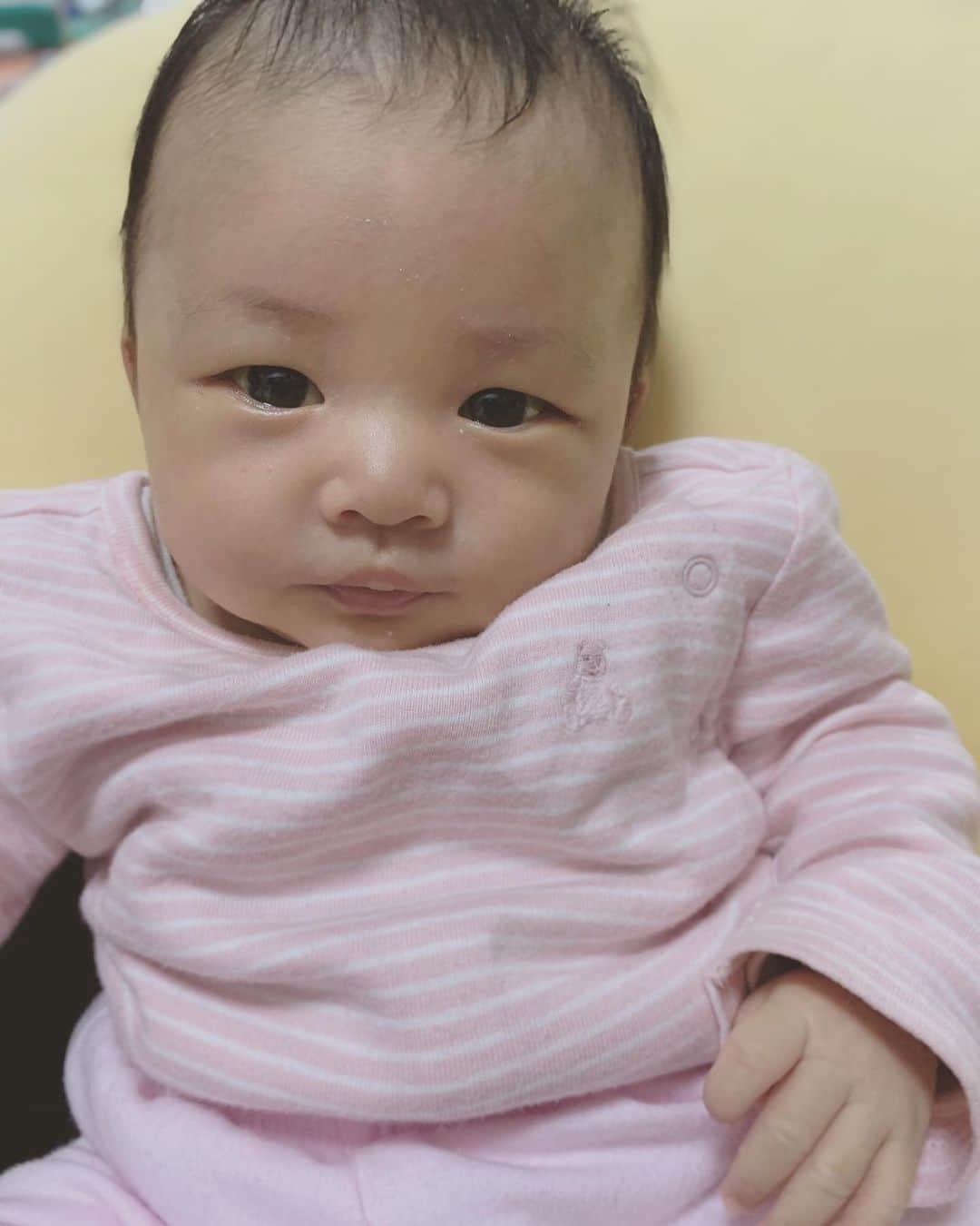 砂賀美希のインスタグラム：「1ヶ月。ホッ。  #1monthbaby #babygirl #産後1ヶ月 #子育てママ #成長記録 #ママリ #親バカ部 #再加入」