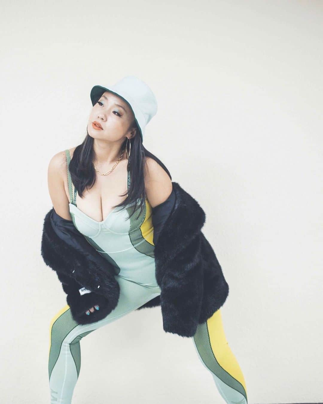 COMA-CHIのインスタグラム：「outfit @weareivypark  @jakkeldn  photo @kogatsuneo   ひと目ぼれ&即買いしたビヨンセとアディダスのコラボ『IVY PARK』のオールインワン。 めちゃくちゃ着心地良かった♬  #ivypark #adidas #beyonce #ootd」