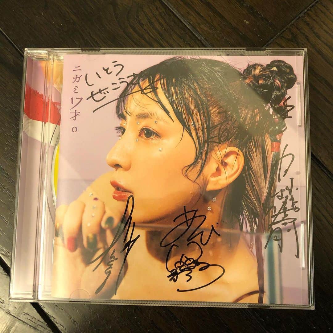 いとうせいこうのインスタグラム：「ニガミからCD届き、歌詞見ながらサブスクで聴く。俺の興味を引いてやまない、こいつらの才能な。」