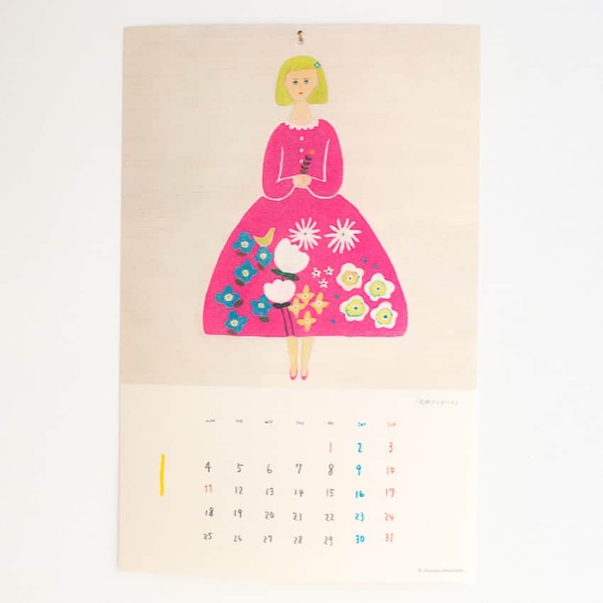手紙社さんのインスタグラム写真 - (手紙社Instagram)「【手紙社オンラインショップ：本日20時より、柴田ケイコさんのカレンダー販売いたします】 絵本作家でありイラストレーターの柴田ケイコさんより、2021年のカレンダーが届きました。毎年鮮やかな色使いで、飾ればお部屋が元気で満たされる柴田さんのカレンダー。今回は11月22日〜12月6日で地元・高知にて開催の個展「colorful」のために描かれた新作作品が使用されています。  もとの作品が木の板に描かれているため、カレンダーの絵にもうっすらと木目が写っているのも、味があって面白いところ。柴田さんのトレードカーラーともいえる蛍光ピンクが鮮やかな女の子やお花のほか、つい最近飼い始めたという黒猫の「ろくちゃん」も早速登場！ サイズはA4変形の壁掛けタイプで、月が終わっても絵として飾りたくなるものばかりです。  ＊こちらは手紙舎 2nd STORY、手紙舎 吉祥寺店でもお取り扱いがございます  ●現在販売のカレンダー ・eric(手紙社) ・砂糖ゆき(手紙社) ・柴田ケイコ（＊20時〜） ・ニシワキタダシ  ●入荷予定のカレンダー ・しゅんしゅん  ◎商品が気になる方は @tegamisha_onlineshop プロフィールのショップボタンからも商品をご覧いただけますよ  #手紙社 #手紙舎 #tegamisha #手紙社オンラインショップ #オンラインショップ #手紙社オンラインショップで買えます#カレンダー2021  #カレンダー#柴田ケイコ」12月3日 17時17分 - tegamisha