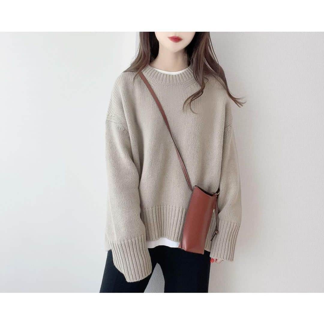 kumiのインスタグラム：「ㅤㅤㅤ﻿﻿  ㅤㅤㅤ﻿﻿  today's☺︎☺︎  knit #galerievie  pants #gu bag #loewe  ギャルリーヴィーのクルーネックニット。 形が綺麗で本当に使える♡  パンツは形も履き心地も良くて すごく高見えしたから2色get。  ニットパンツだから暖かいのが嬉しい⛄️＊ ㅤㅤㅤ﻿﻿」
