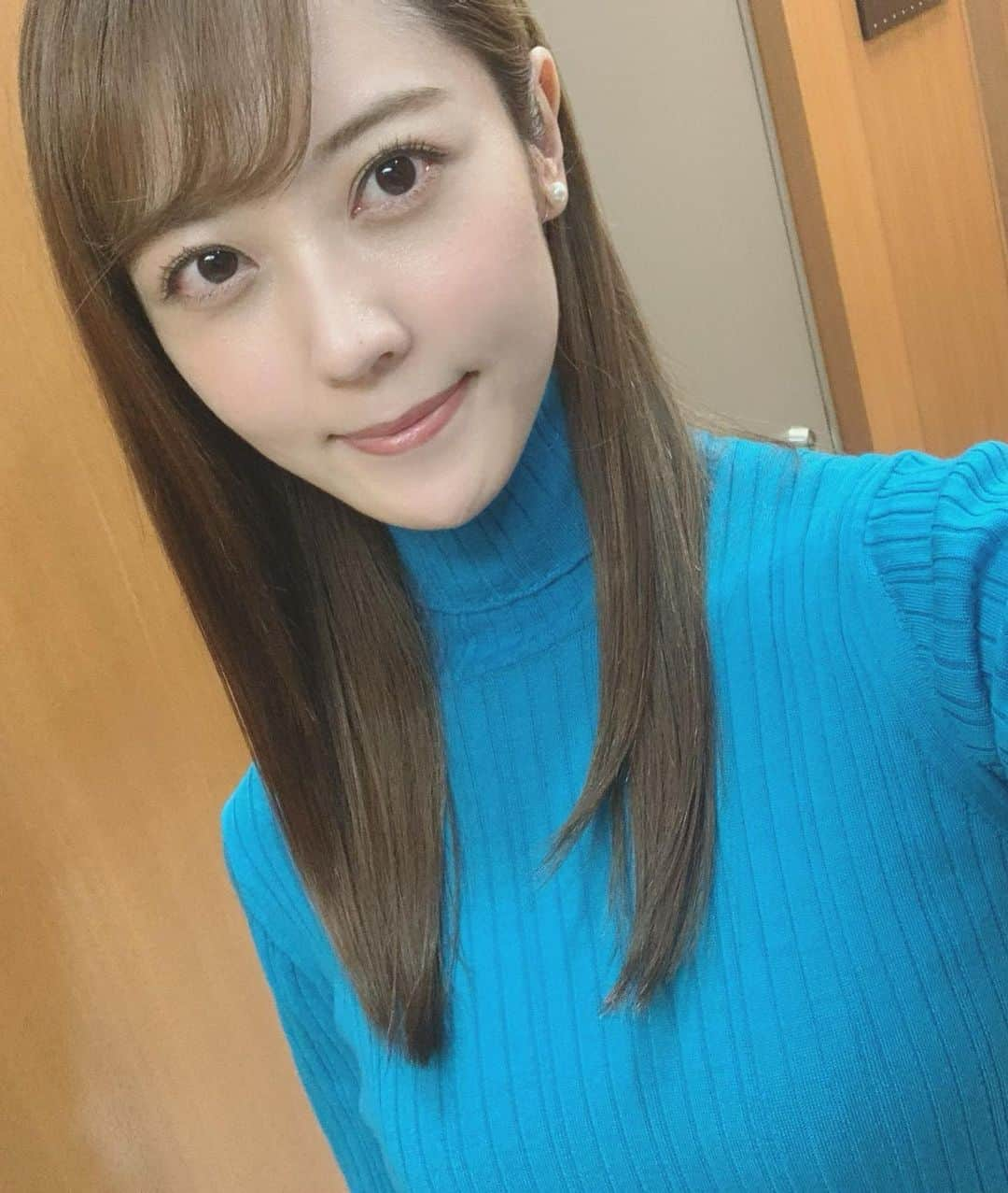 上野愛奈さんのインスタグラム写真 - (上野愛奈Instagram)「. こんばんは♪  今朝のセーター、 とても好きなブルーでした。  最近、クリスマスの小さな飾りを探して ちょこちょこ飾るのが楽しみです🎅🎄 紛れて、くいだおれさんもいる。 (お土産でいただいたものだと思います😺)  暖かくして風邪ひかないようにしてくださいね🙂💓  #セーター #ブルー #12月🎄」12月3日 17時11分 - ueno_aina_816