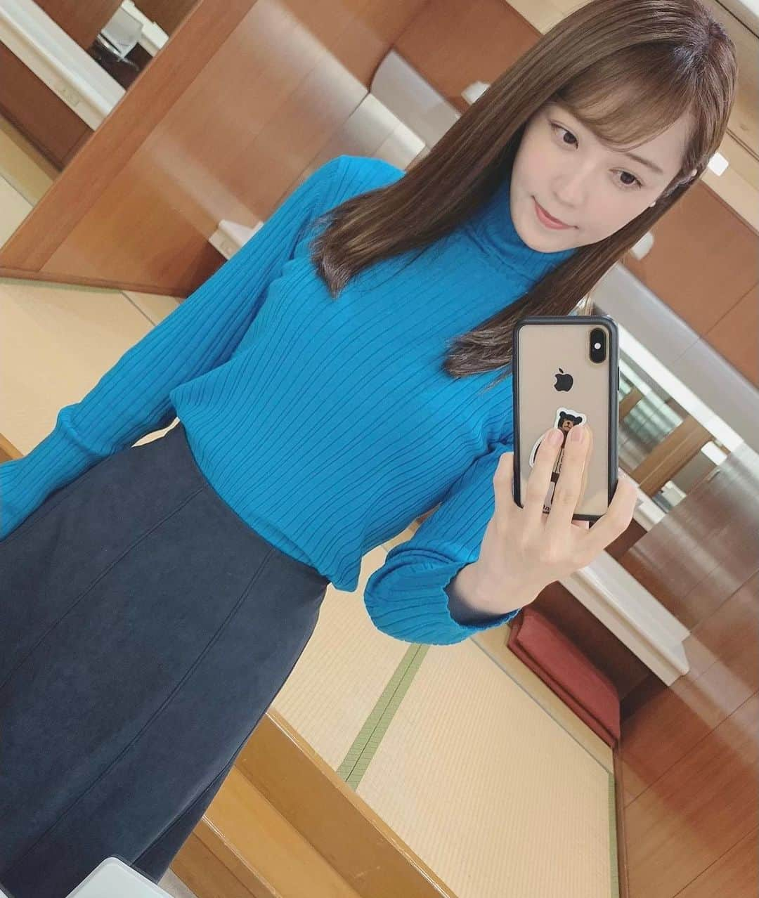 上野愛奈さんのインスタグラム写真 - (上野愛奈Instagram)「. こんばんは♪  今朝のセーター、 とても好きなブルーでした。  最近、クリスマスの小さな飾りを探して ちょこちょこ飾るのが楽しみです🎅🎄 紛れて、くいだおれさんもいる。 (お土産でいただいたものだと思います😺)  暖かくして風邪ひかないようにしてくださいね🙂💓  #セーター #ブルー #12月🎄」12月3日 17時11分 - ueno_aina_816