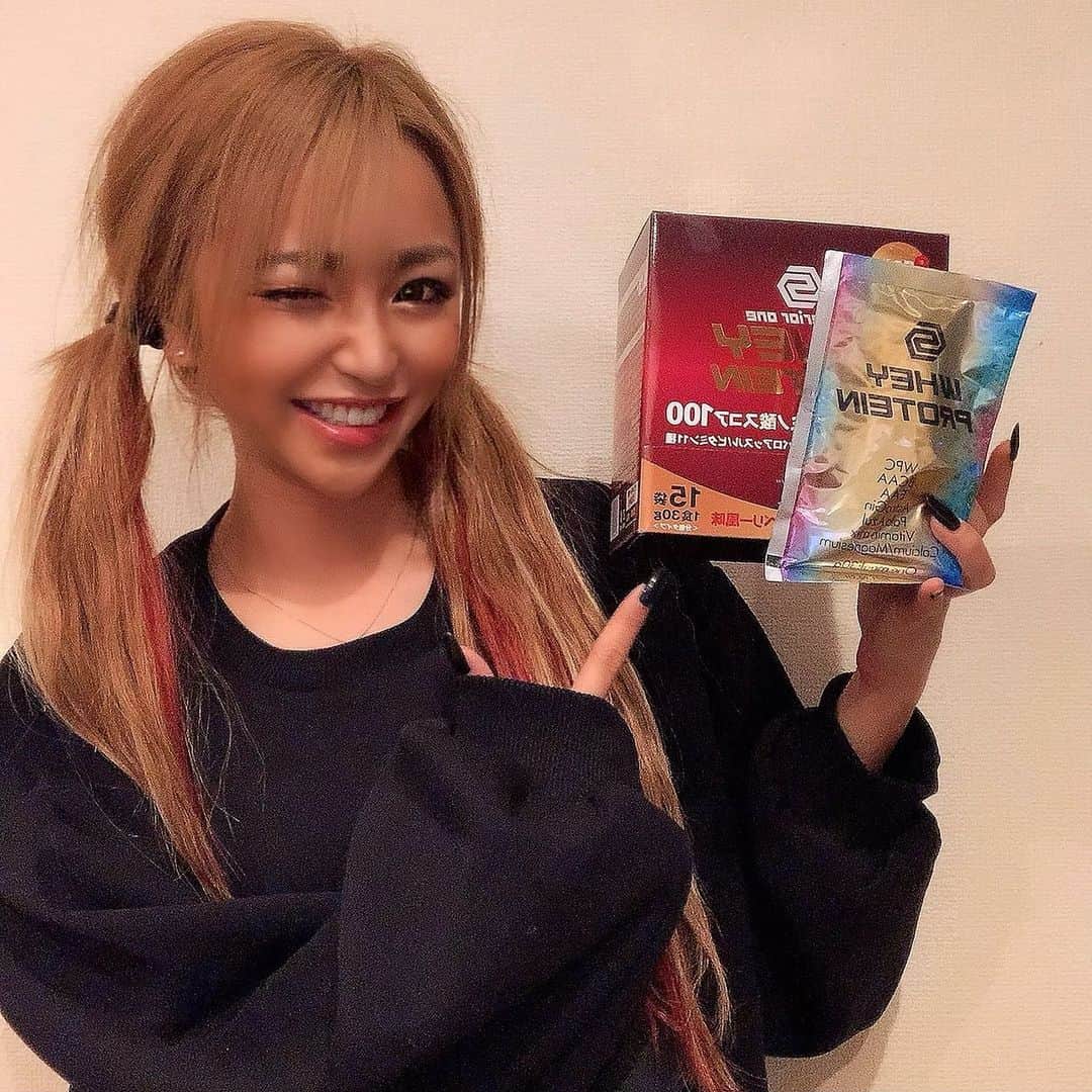 MII MAMAのインスタグラム：「. . . 【ご報告】 この度、ラファエルさん監修‼️ @raphaelangel8183  #superiorone のアンバサダーに就任しました💓 . ということで私も早速始めている プロテインで置き換えダイエット♥️ . 置き換えダイエット大好き人間なので これは凄く嬉しいです☺️✨ . 詳細などはストーリーにUP後、 ハイライトに載せておきます♥️ . 各ストーリーに #superiorone のURLも 載せているのでスワイプしてそちらから チェックしていただけたら嬉しいです☺️💓 . 早速置き換え始めてます🙋🏽‍♀️✨ まず、プロテインってメンズやジムに行ってる方が 飲むイメージで私に縁なんてないと思ってたんですが 調べた所🤓☝🏽 . プロテインは英語でタンパク質という意味で 筋肉や内臓をはじめ、ホルモンや酵素などの もととなる重要な成分だそう‼️😳 . そして、筋肉や内臓だけでなく、 タンパク質は【肌】【髪】【爪】にも欠かせない 存在で、免疫力を高める効果もあるので 健康で若々しくいるためには必要量をしっかり 摂取した方がいいそうです‼️👍🏾 . でも、それってなかなか大変な事😱💦 それをプロテインを上手に活用して、 いつまでも健康的で若々しく、 美しさを保つ事が大切なんですね💓 . そして、何故ダイエットに効果的か‼️🤓☝🏽 タンパク質は消化吸収がゆっくり進むので 腹持ちがよく少量でも満足感を得る事ができるそうです💓 . 実際に朝は #superiorone に置き換えてますが、 確かに腹持ちがよく苦じゃなく置き換え生活が 出来てます🙆🏽‍♀️♥️ . これから年末に向けて暴飲暴食しちゃう機会が 多くなるので、年末太りを阻止する為、 続けたいと思います😎👍🏾 . (←もうね、アラサーにもなると1回太ると なかなか減らんのだわ🤷🏽‍♀️www) だから、日々の努力が私の美の源です♥️ . 効果はもちろんそれぞれ個人差があるから 効く人もいれば、効かない人もいます😊‼️ . ただ、28、いや、もうすぐ29になる... 私から一言 「実行してる人としてない人には必ず差はある‼️」 ←これは美だけじゃなく全てにおいてだけどね😆！ . 金は力なりと一緒💓 美も力なりなんだよ〜☺️🎶 . ちなみに‼️プロテインってあんまり美味しくない イメージやったけど、これはめちゃうまい‼️ 私は牛乳で割ってるけど、 チョコ味は牛乳で割ったらココアみたいで ベリー味は苺ミルクみたいな感じなので 苦なく、みんな飲めると思います😋✨ . #superiorone は定期縛りもないので 「試してみよう☝🏽」って感覚で、 試せるのでメンズもレディーちゃんも 是非皆さん私と一緒に 年末に向けて置き換えダイエットしませんか？😋🥛 . @miimamachannel  ↑トップページの【ラファさん愛用プロテイン】 のハイライトから飛べるので是非チェックしてみて下さい🎶 . 実際に試した方はDMやタグ付けして、 感想教えてくれたら嬉しいなぁ〜🥰💓 . ではでは、皆様の感想もお待ちしております♥️  ------------------------------------------ 🔎White Style mi mama 良かったらチャンネル登録お願いします🙇🏽‍♀️ #YouTube#ユーチューバー#主婦ユーチューバー#MIIMAMA##チャンネル登録お願いします#2児ママ#年子ママ#ホワイトインテリア#モノトーンインテリア#シンプルな暮らし#収納#ホワイト収納#イチナナ#イチナナライバー#専属ライバー#主婦ライバー#superior_one#superior_one_official」
