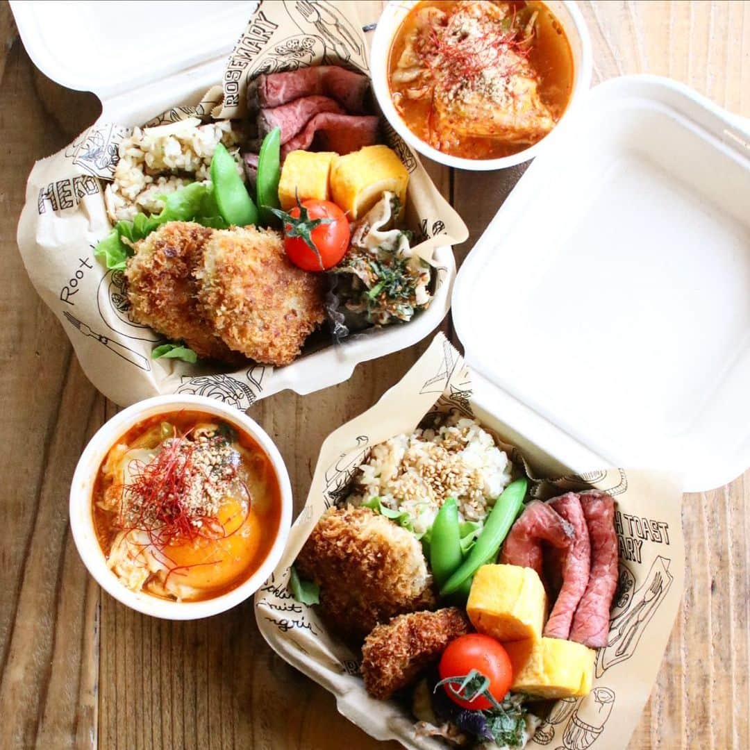 Atsukoのインスタグラム：「T oday's  lunch 2020.12.03  秋刀魚の混ぜご飯 ローストビーフ ヒレカツ 卵焼き 茄子と豚肉のポン酢和え ミニトマト キムチチゲ ・ ・ 昨日食べた海鮮チゲがなんだかなーな味で。 自分で作り直して食べよと思って作ったのに、味薄気味でなんだかなーなだったというおち。 ちーん。 職場の子にも❤️ 娘のお弁当も同じ内容でしたが、写真撮る暇無かった😭 娘、追試決定で冬休み無くなったそうです😂😂😂」