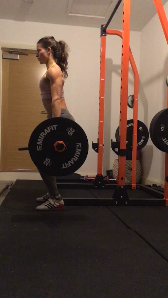 ゾーイ・クラークのインスタグラム：「Session 1 from this block of gym. -squat clean jerk -wide grip pull ups -SB hammy curls -SB roll backs -hex bar 2 stage lowers -reverse flys  🏋️‍♀️💪 #gym #weights #strengthtraining #strength #conditioning #strong #girlswholift #clean #squatclean #jerk #squatcleanjerk #pullups #swissball #hamstringcurls #hexbar #trapbar #hexbarloweres #reverseflys」