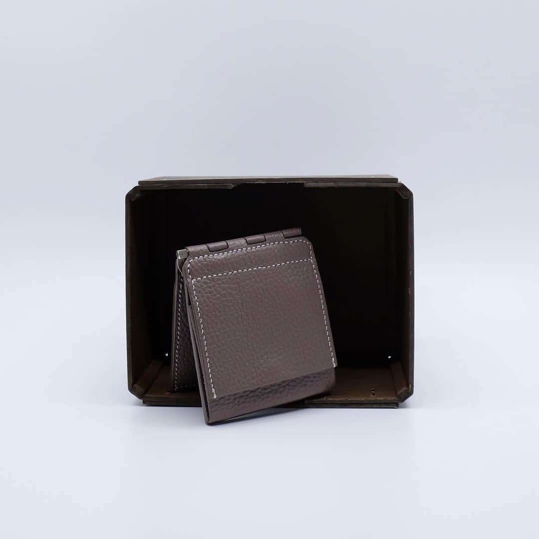 エドロバートジャドソンのインスタグラム：「LIMITED MATERIAL HINGE - MINI WALLET  -  NEW ARRIVAL  #edrobertjudson」
