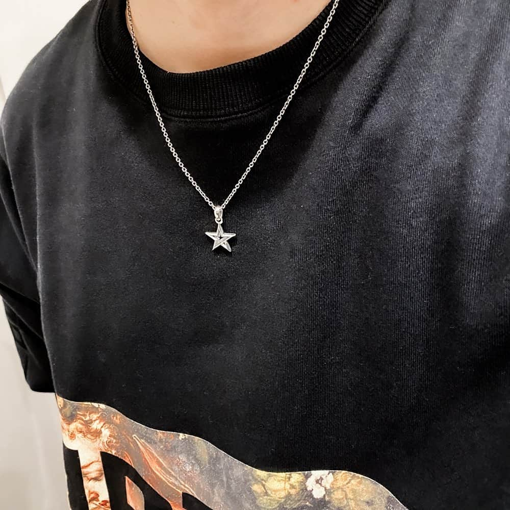 れいたのインスタグラム：「ENOUGH STAR PENDANT 俺がよく好んで使う星をモチーフにしたペンダントトップです。 オプションでシルバーかステンレスのチェーンを付けれるのでカートに入れる前にご確認下さい✋🏻 ちなみに俺は50cmのシルバーチェーンを着けてるよ。 2枚目は裏面なんだけど、リバーシブルでもアリかと思います👍🏻 #snakedlows #snkd #reita」