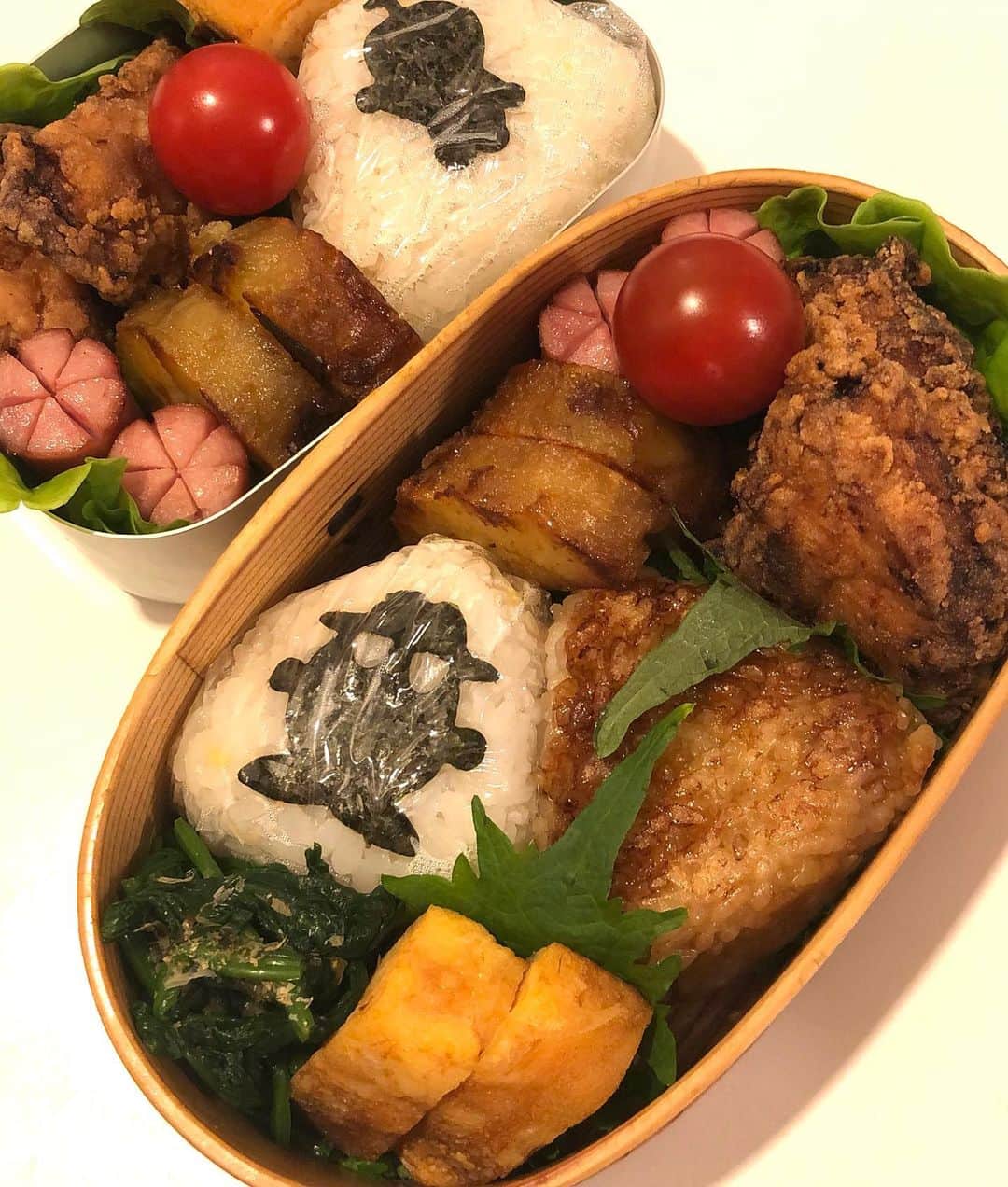 のインスタグラム：「今日のお弁当( ^ω^ )  明日の夕飯ように仕込んだ鶏肉から唐揚げ、あと昨日買って残った焼き芋をバターとグラニュー糖でカリッと焼いたやつ、だし巻き卵、ほうれん草のお浸し、トマト、ウィンナー、おにぎりです(≧∀≦)  2人ともピカピカに食べてくれました\(//∇//)\  #甘糟ご飯#ご飯#夕飯#家ご飯#ランチ#ランチボックス#弁当#曲げわっぱ#わっぱ弁当 #bento#lunch#lunchbox」